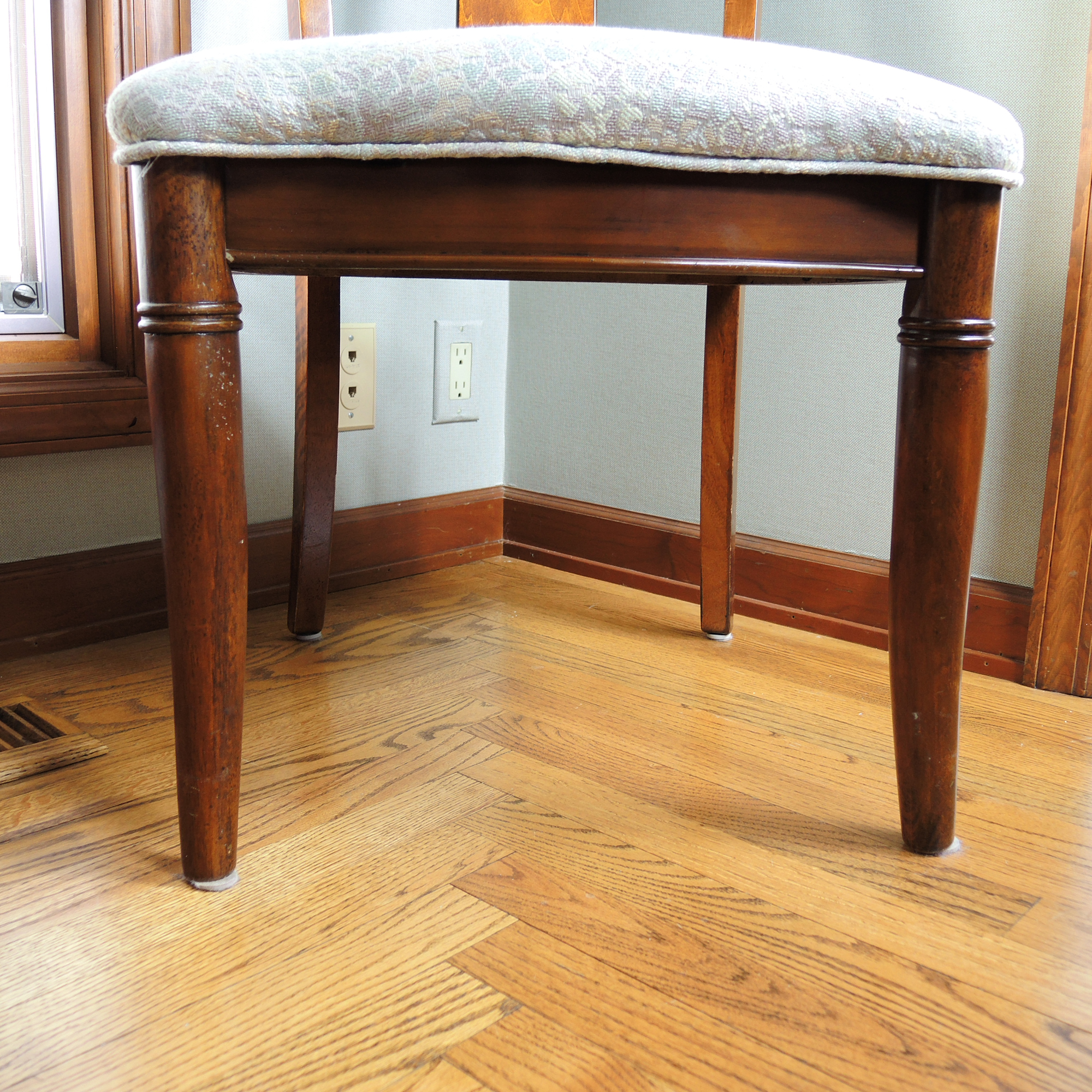 Broyhill Round Dining Table and Four Chairs