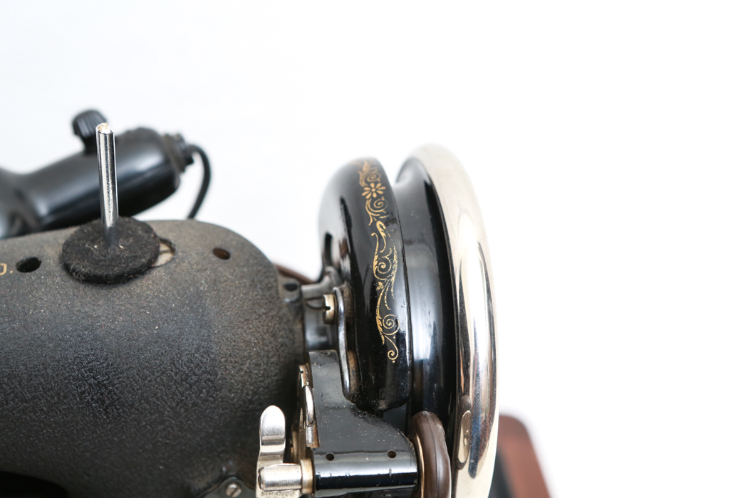 Vintage Singer Electric Sewing Machine Model 99