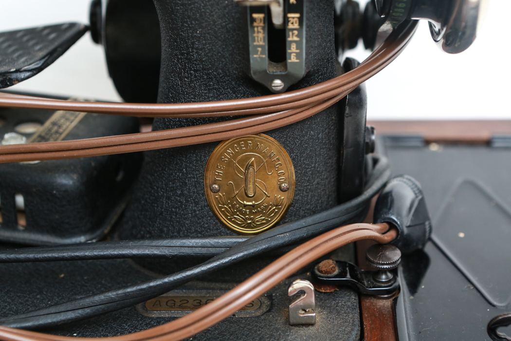 Vintage Singer Electric Sewing Machine Model 99