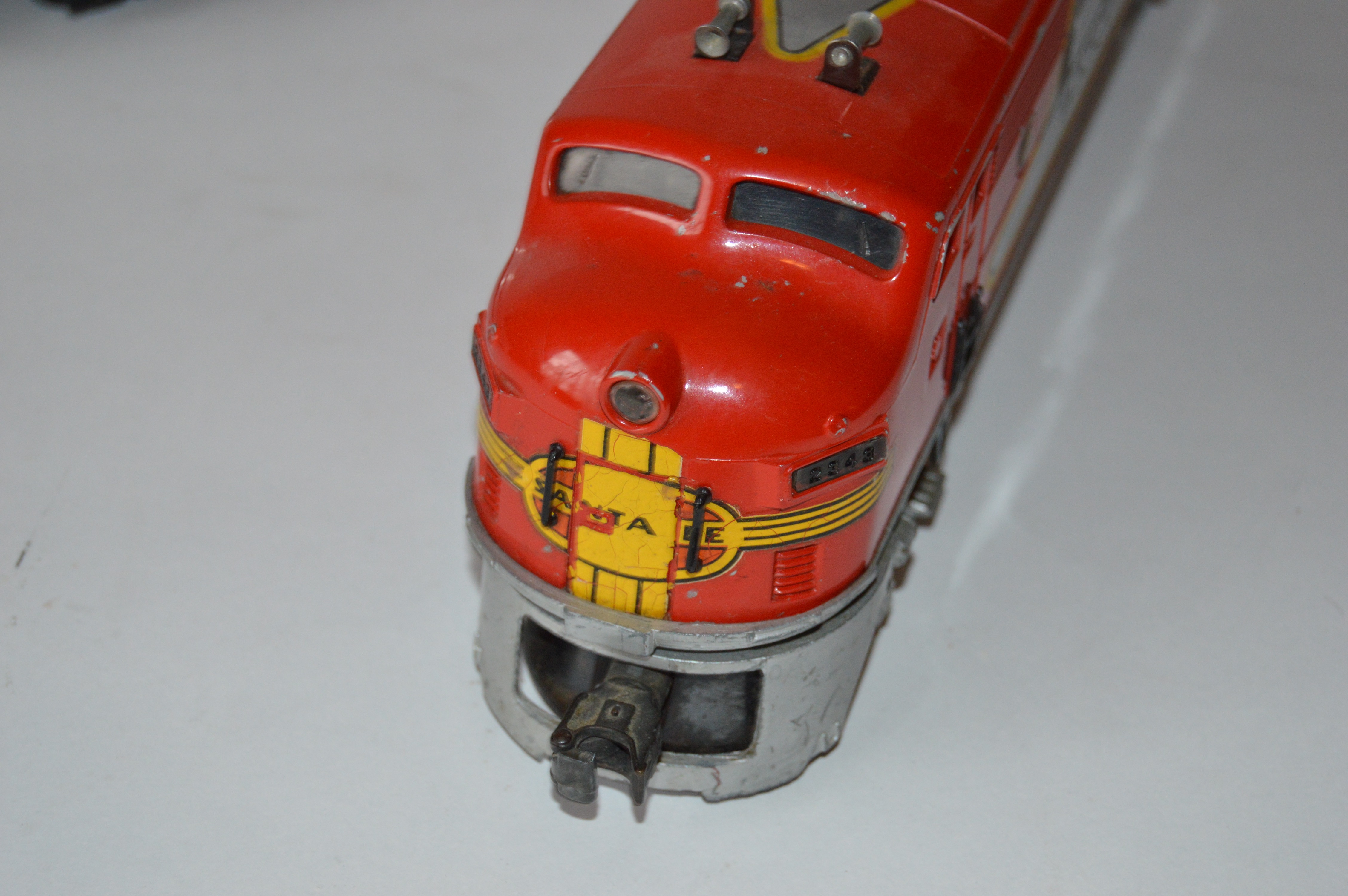 Vintage Lionel Santa Fe Locomotive and Two Passenger Cars