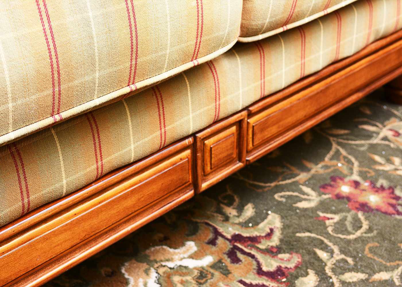 Contemporary Country Cottage Style Loveseat