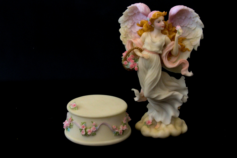 2001 Limited Edition Seraphim Classics "Heaven on Earth Angel" Figurine