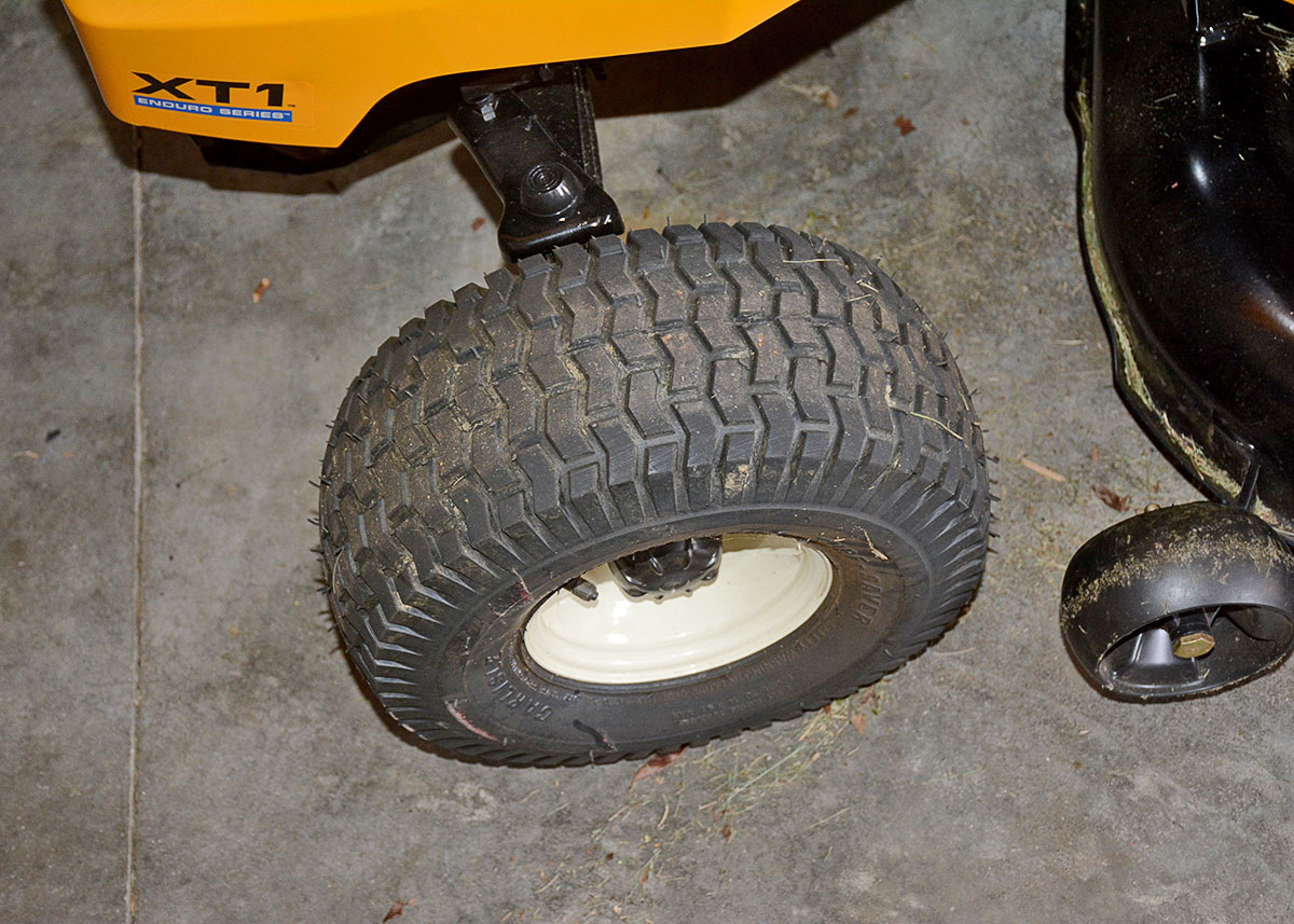 2016 Cub Cadet XT1 Riding Lawnmower