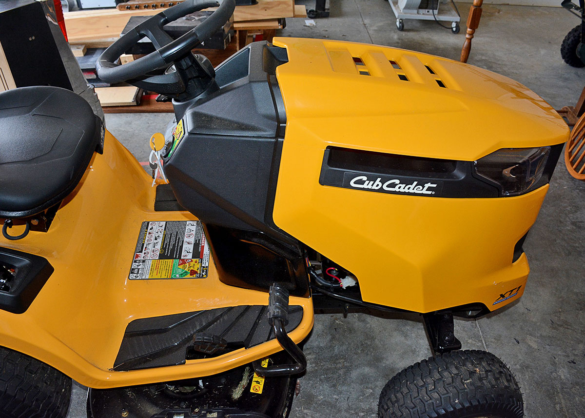 2016 Cub Cadet XT1 Riding Lawnmower