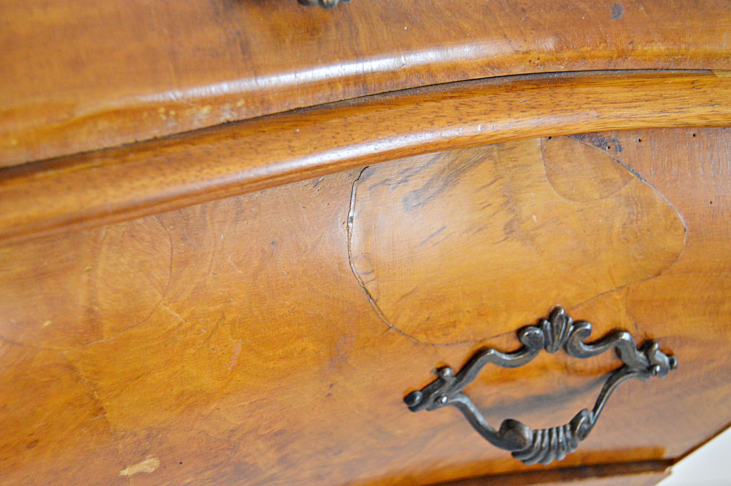 Italian Rococo Style Olive Wood Oyster Veneer Bombe Chest