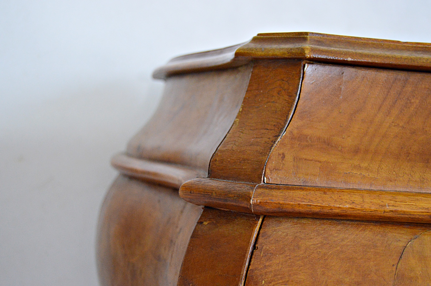 Italian Rococo Style Olive Wood Oyster Veneer Bombe Chest