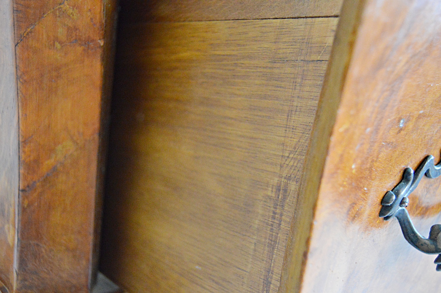 Italian Rococo Style Olive Wood Oyster Veneer Bombe Chest