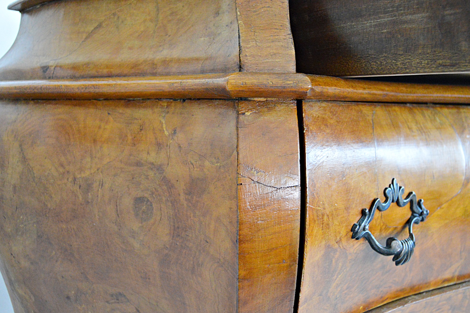 Italian Rococo Style Olive Wood Oyster Veneer Bombe Chest