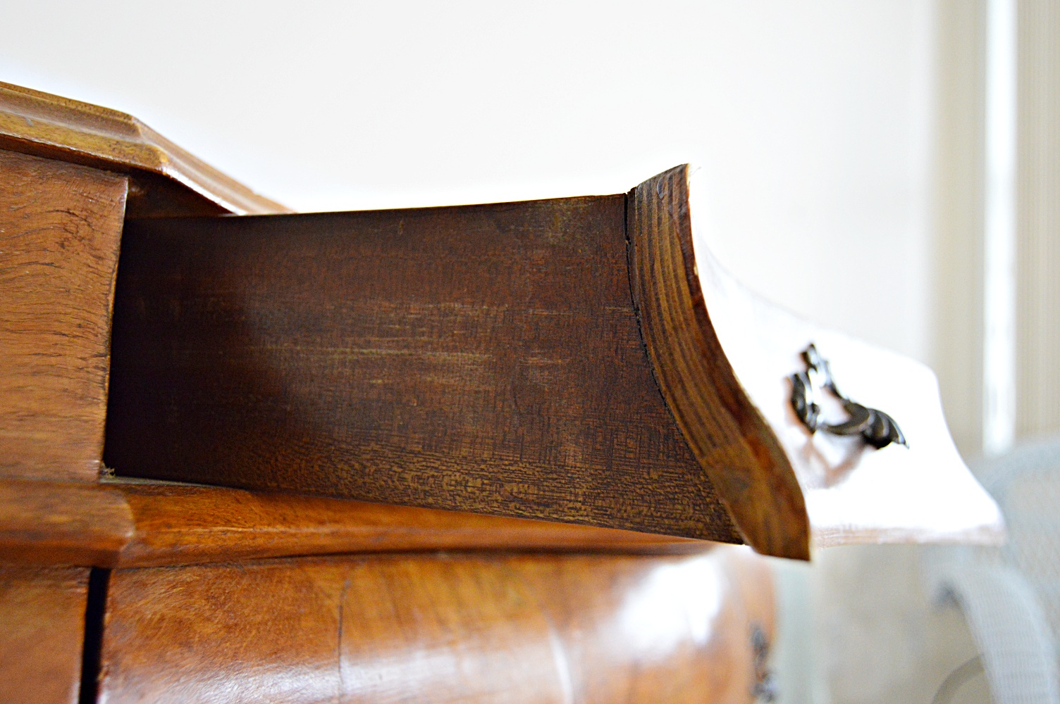 Italian Rococo Style Olive Wood Oyster Veneer Bombe Chest