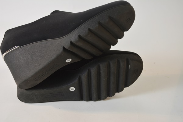 New Donald J. Pliner "Maddy" Black Crepe Women's Shoes