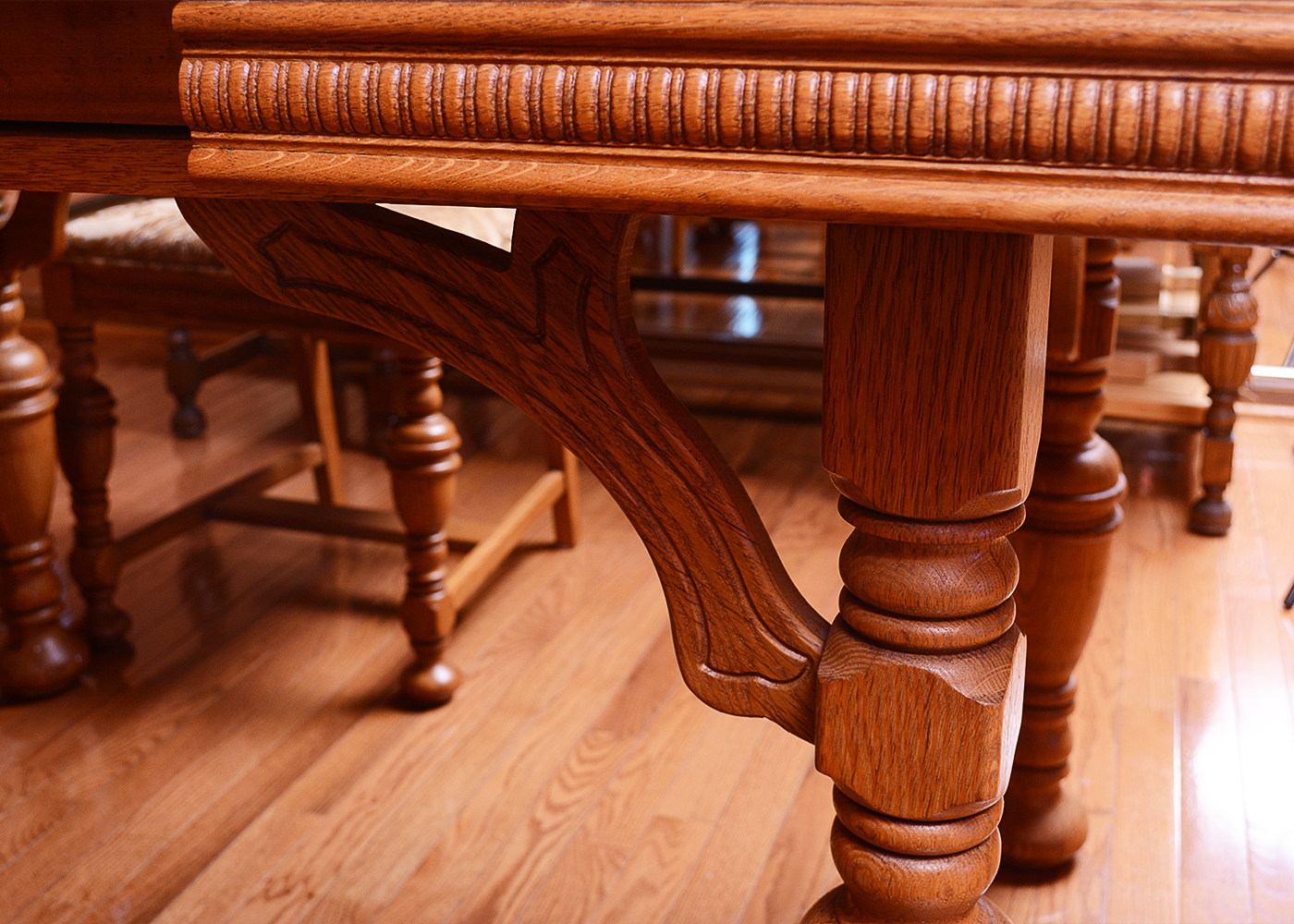 Perfection Table Slide Butterfly Leaf Dining Table and Chairs