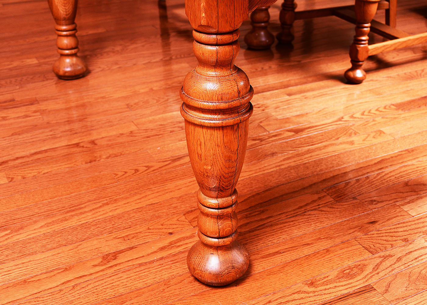 Perfection Table Slide Butterfly Leaf Dining Table and Chairs