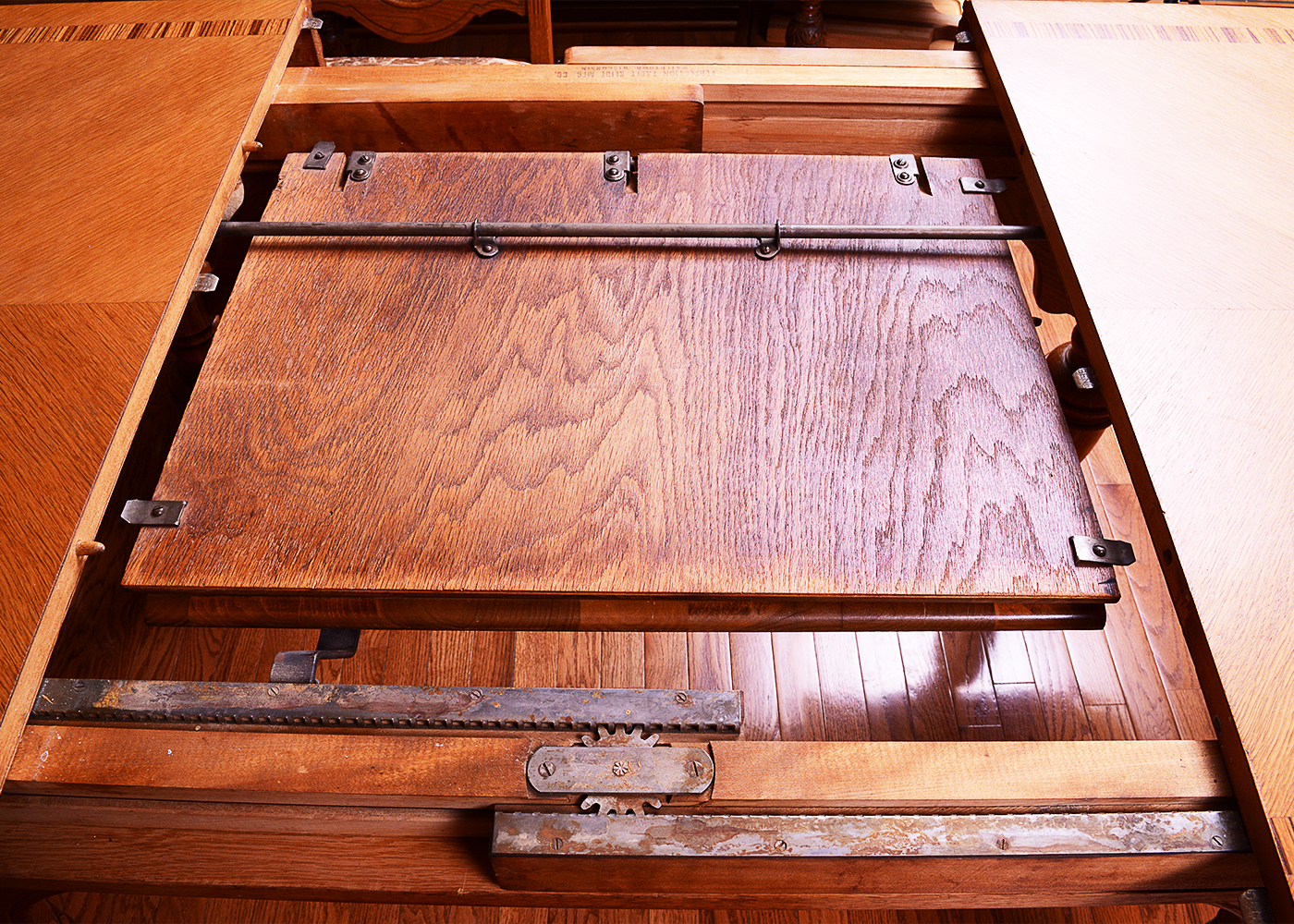 Perfection Table Slide Butterfly Leaf Dining Table and Chairs