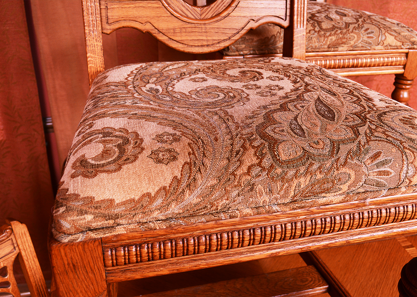 Perfection Table Slide Butterfly Leaf Dining Table and Chairs