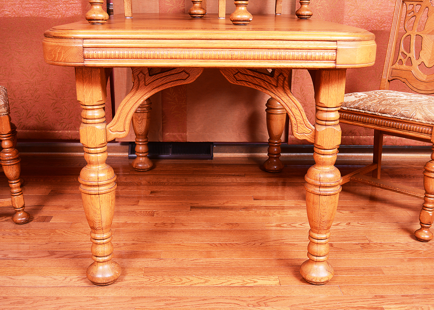 Perfection Table Slide Butterfly Leaf Dining Table and Chairs