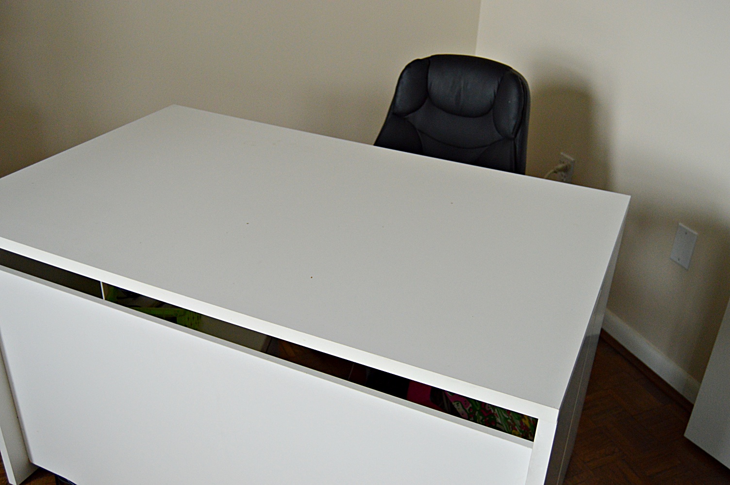 Modern White Laminate Desk and Black Office Chair