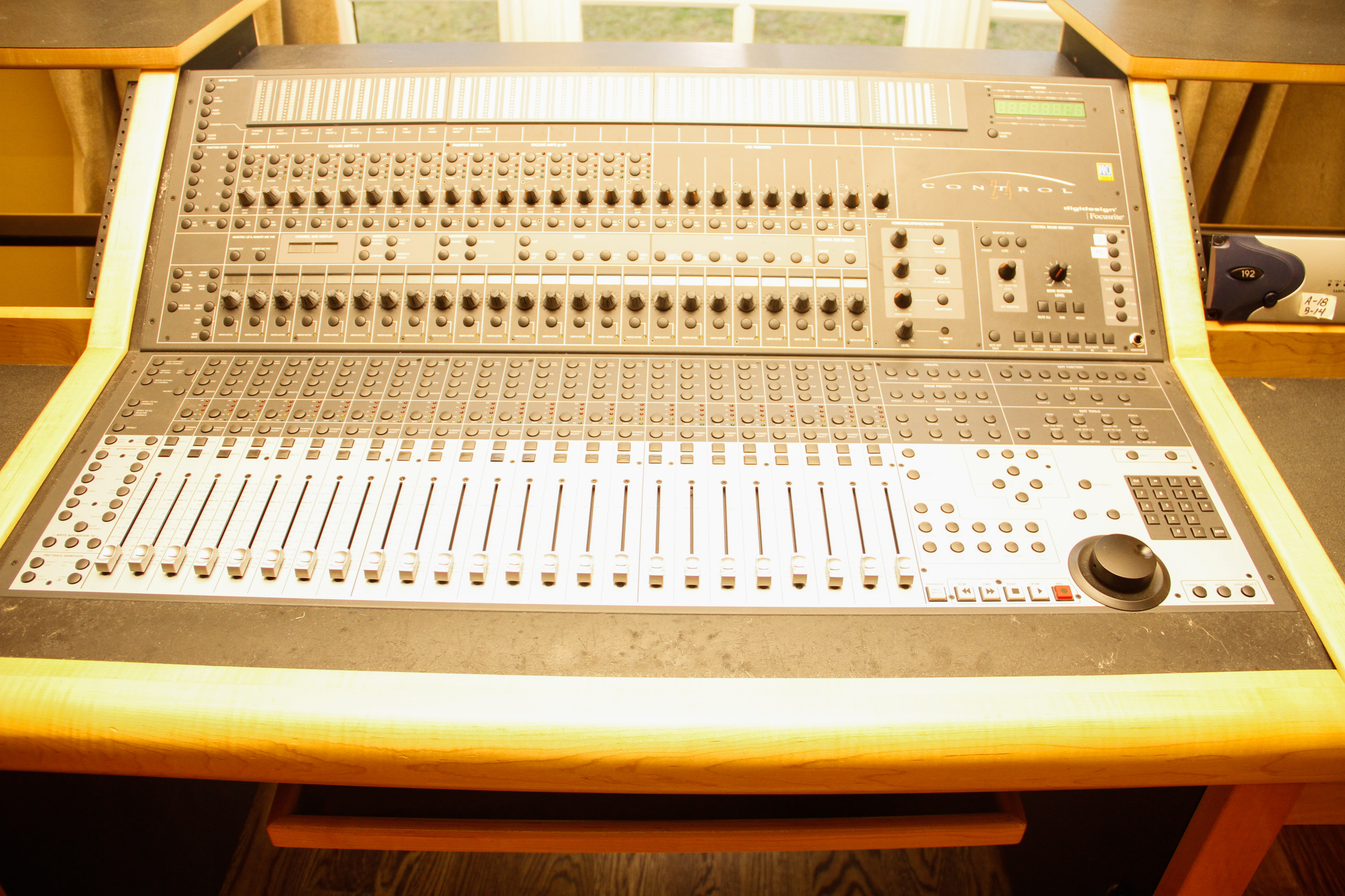 Control 24 Digidesign Focusrite Mixer and Workstation