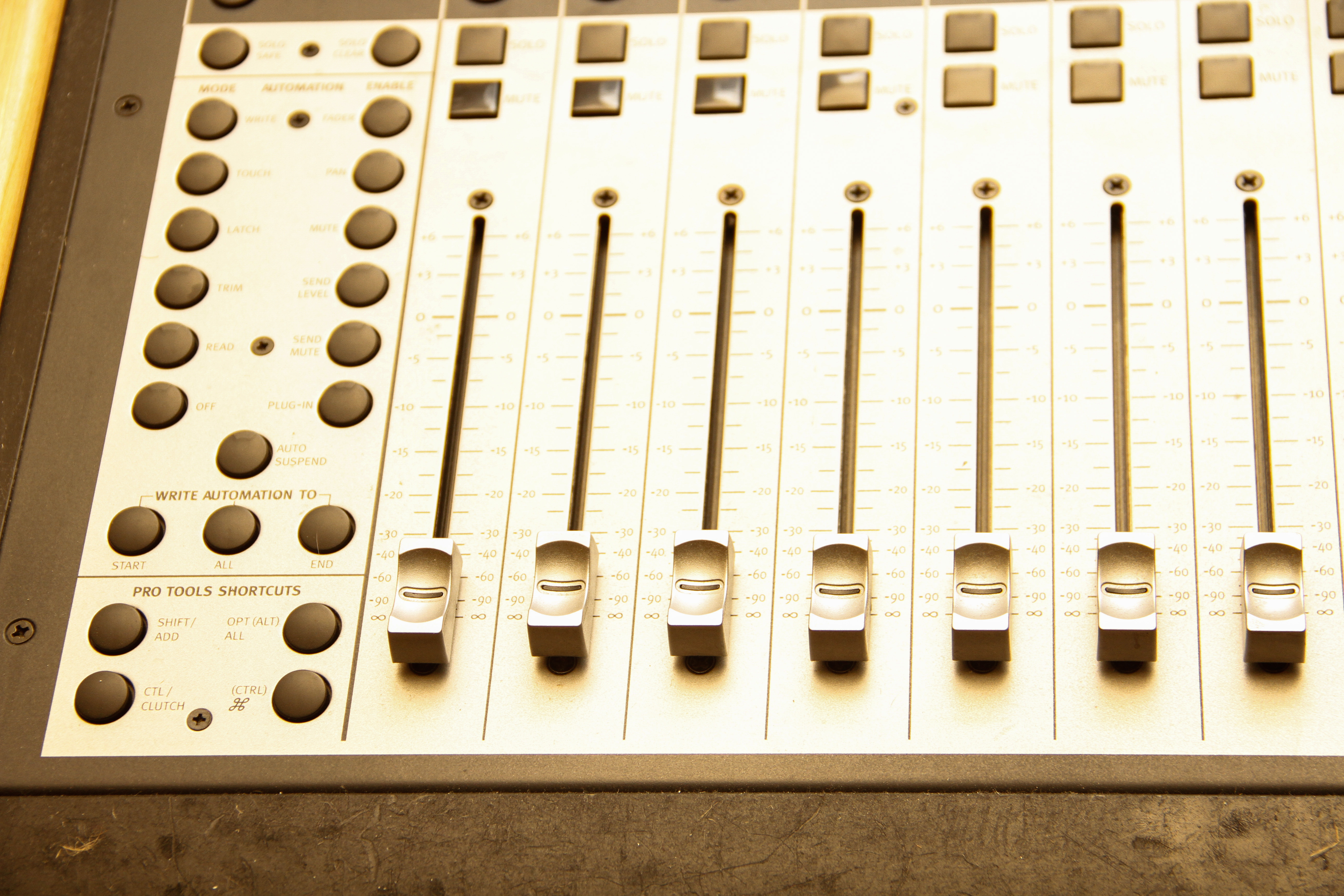 Control 24 Digidesign Focusrite Mixer and Workstation