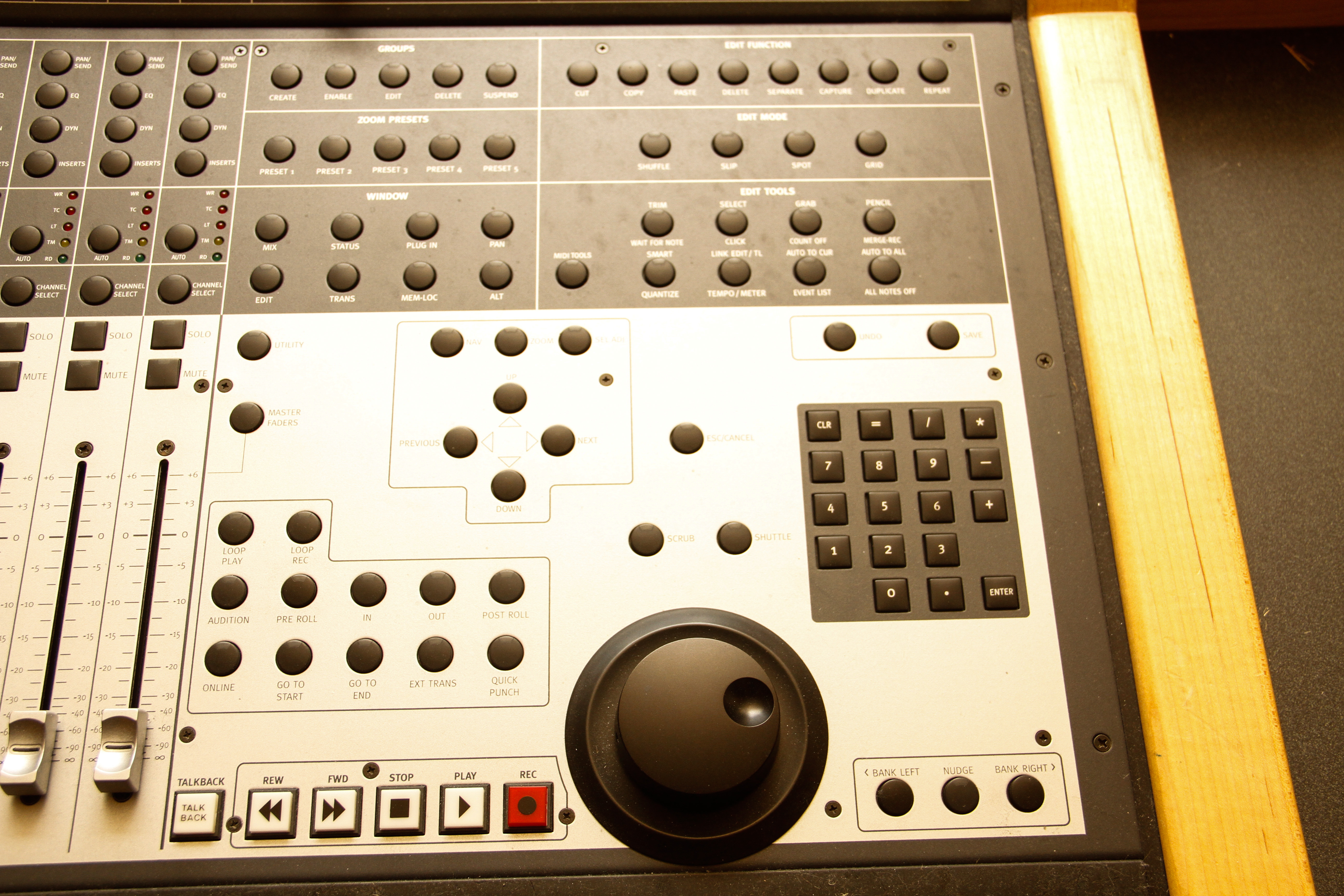 Control 24 Digidesign Focusrite Mixer and Workstation