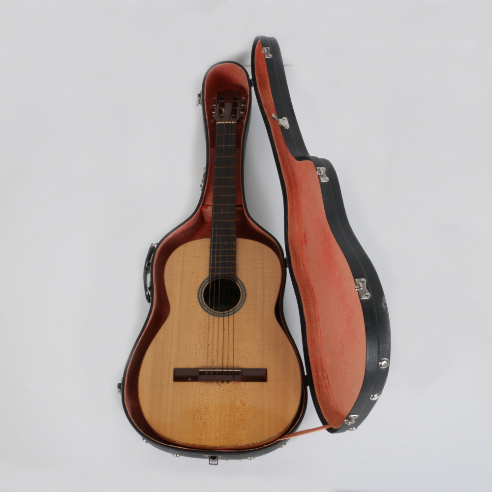 La Casa de Las Guitarras Classical Style Acoustic Guitar and Case