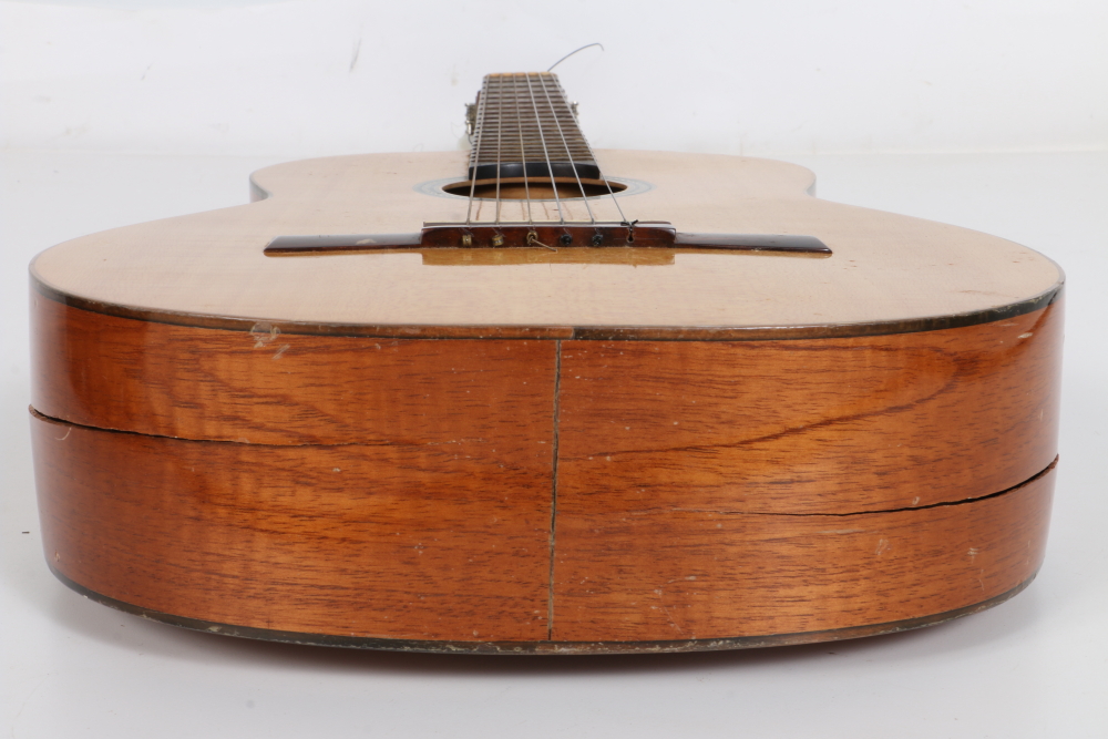 La Casa de Las Guitarras Classical Style Acoustic Guitar and Case