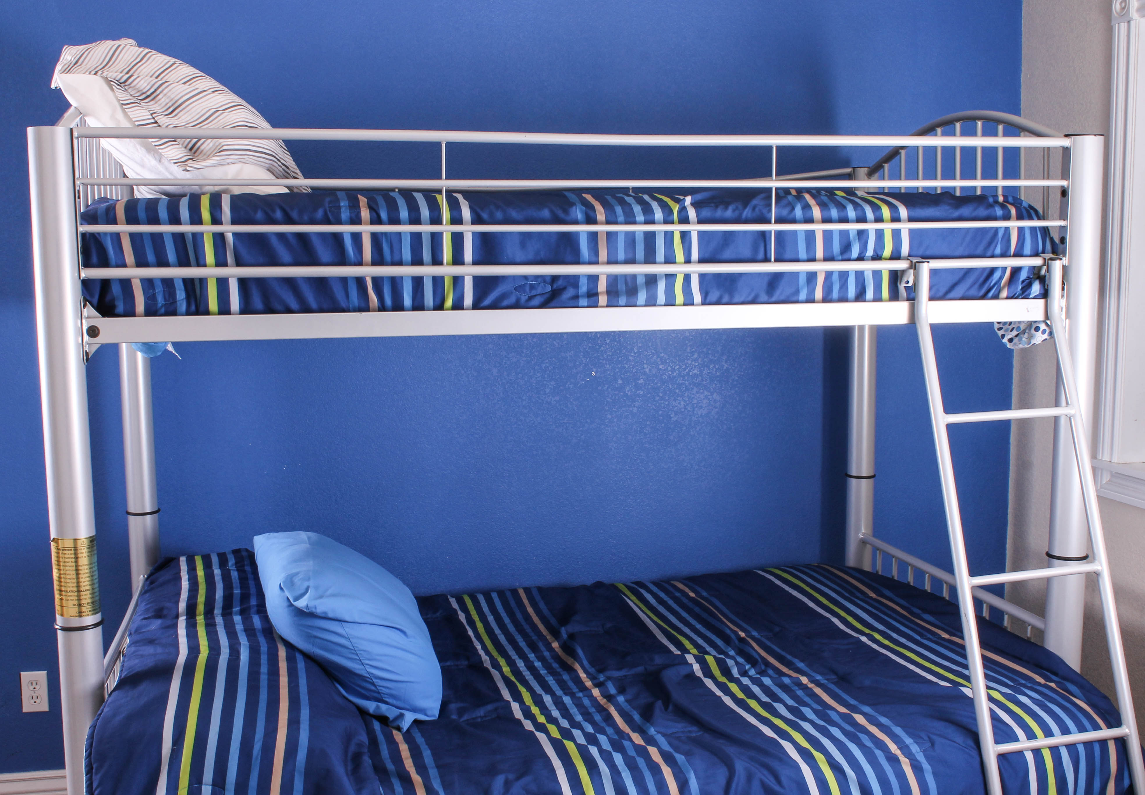 Metal Frame Bunk Beds with Bedding