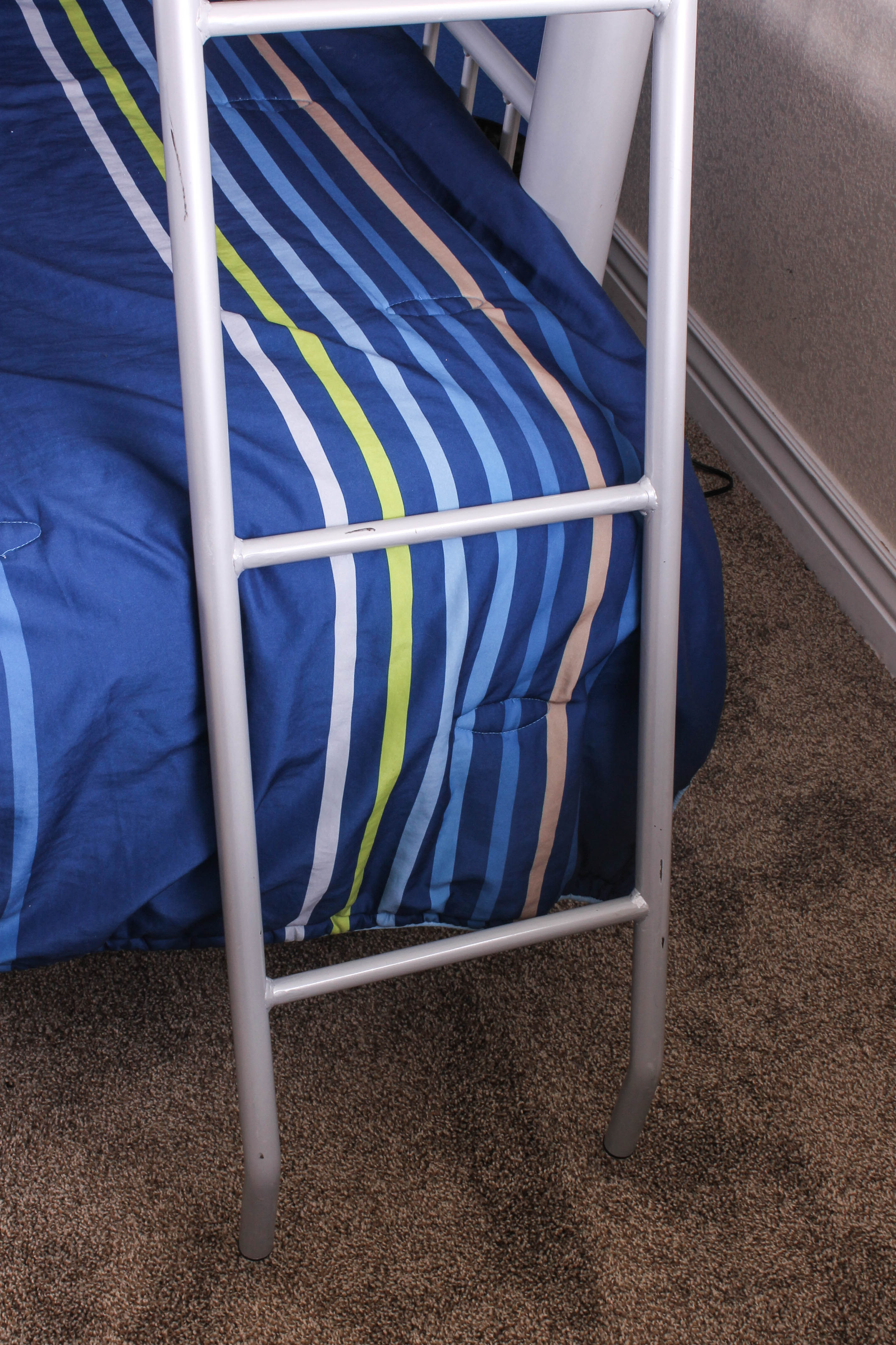 Metal Frame Bunk Beds with Bedding