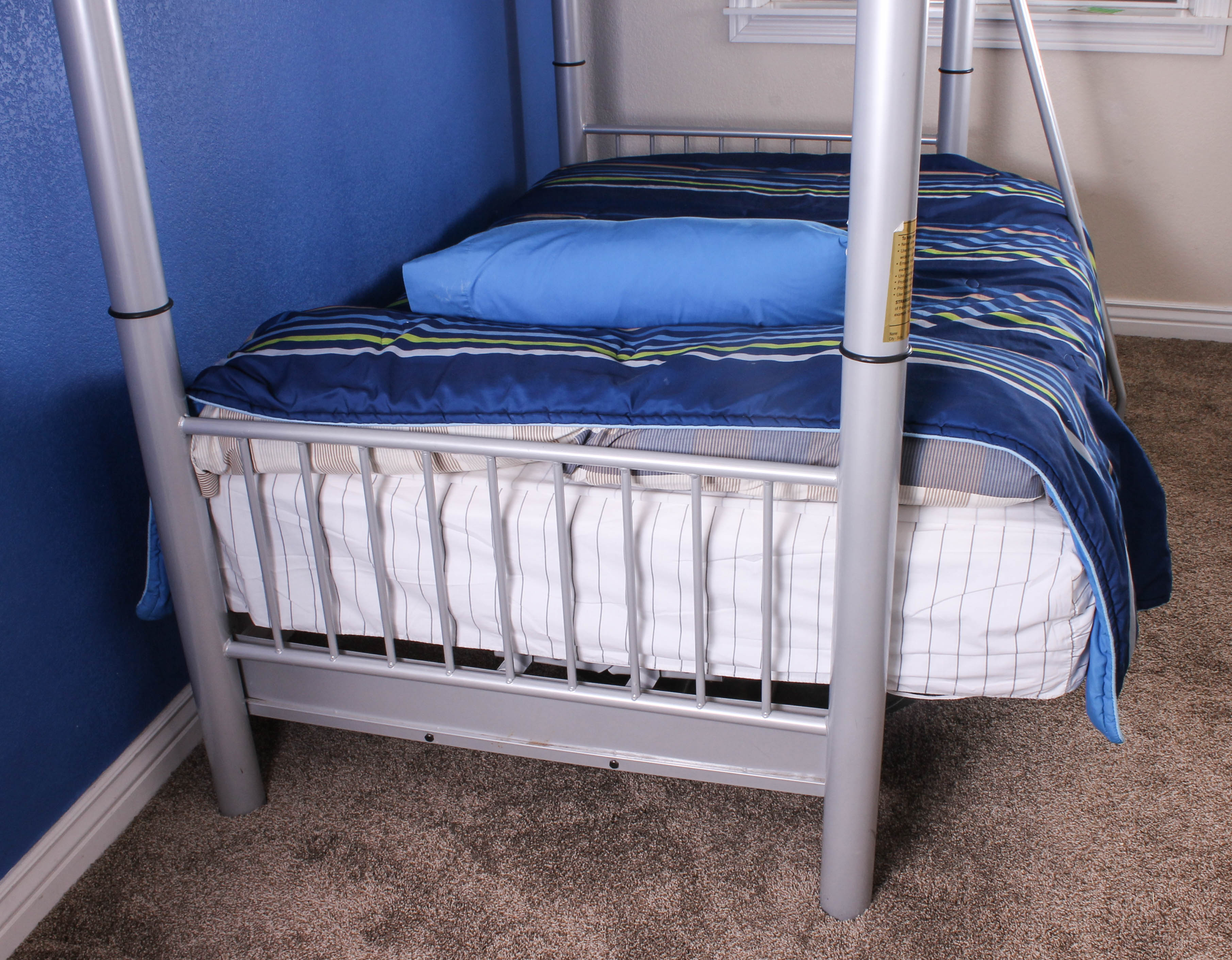 Metal Frame Bunk Beds with Bedding