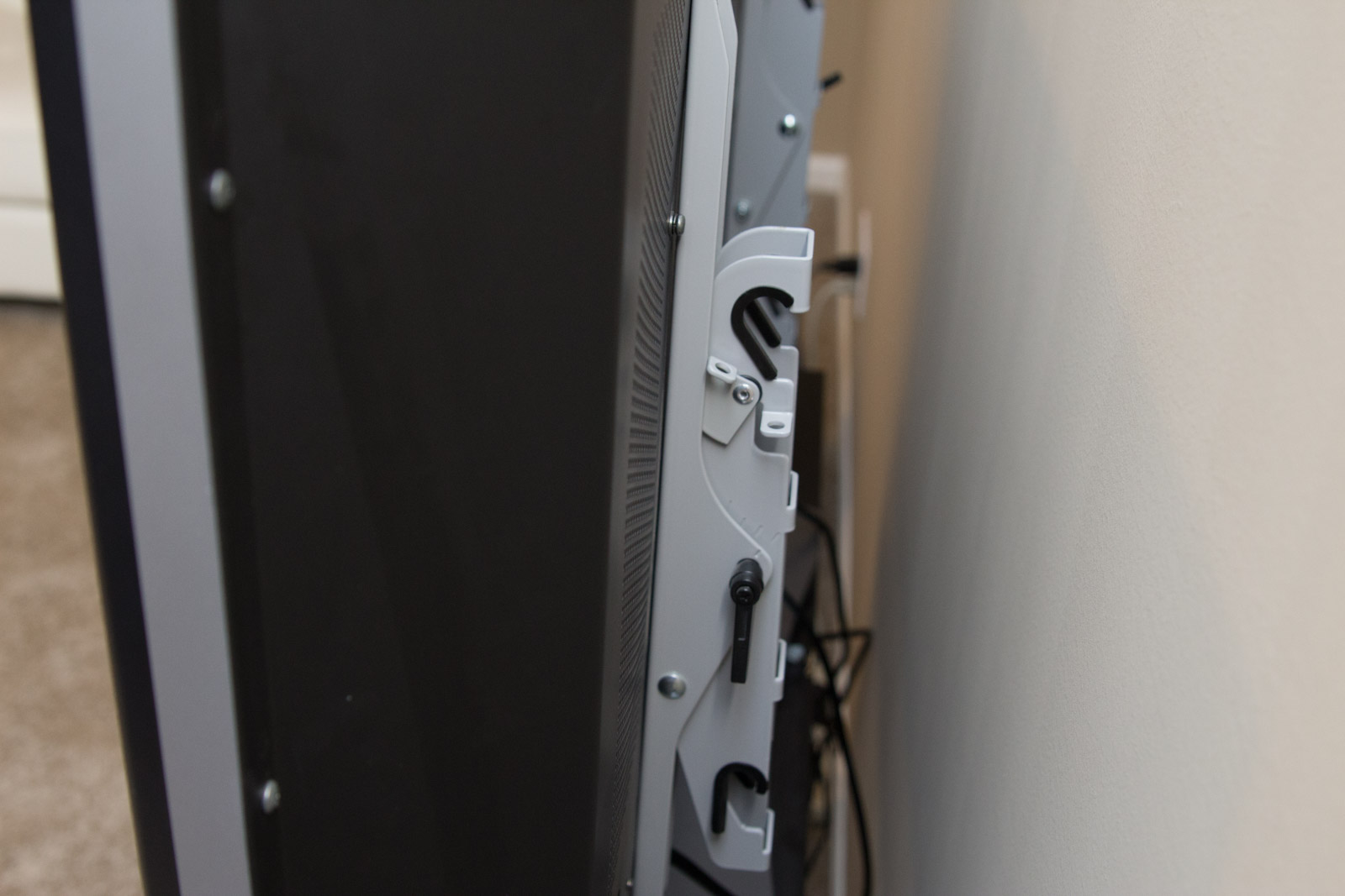 Toshiba 50HP66 50" Plasma HDTV and Mount