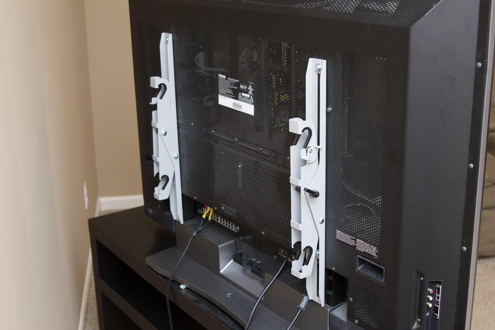 Toshiba 50HP66 50" Plasma HDTV and Mount