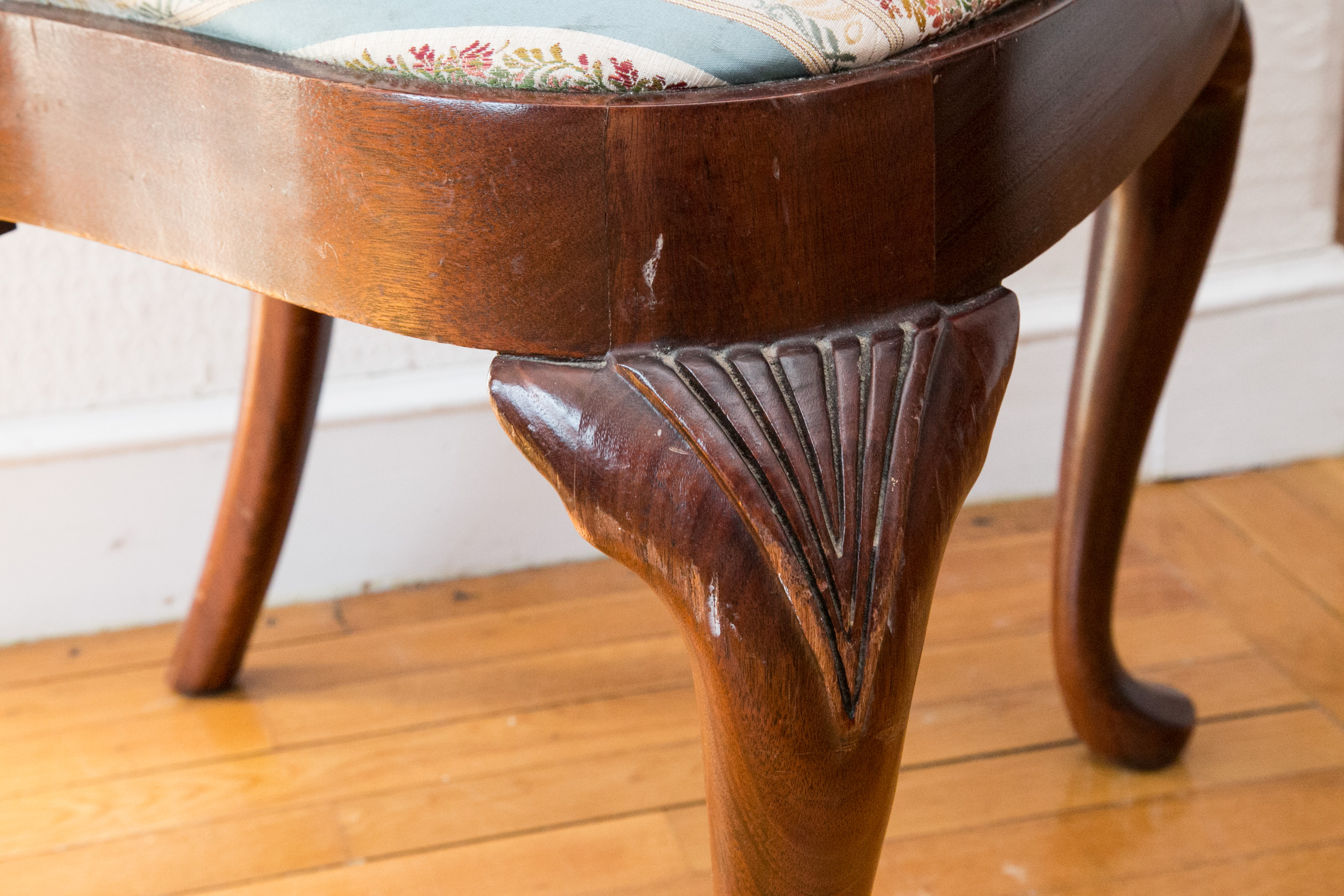 Queen Anne Style Chair Set