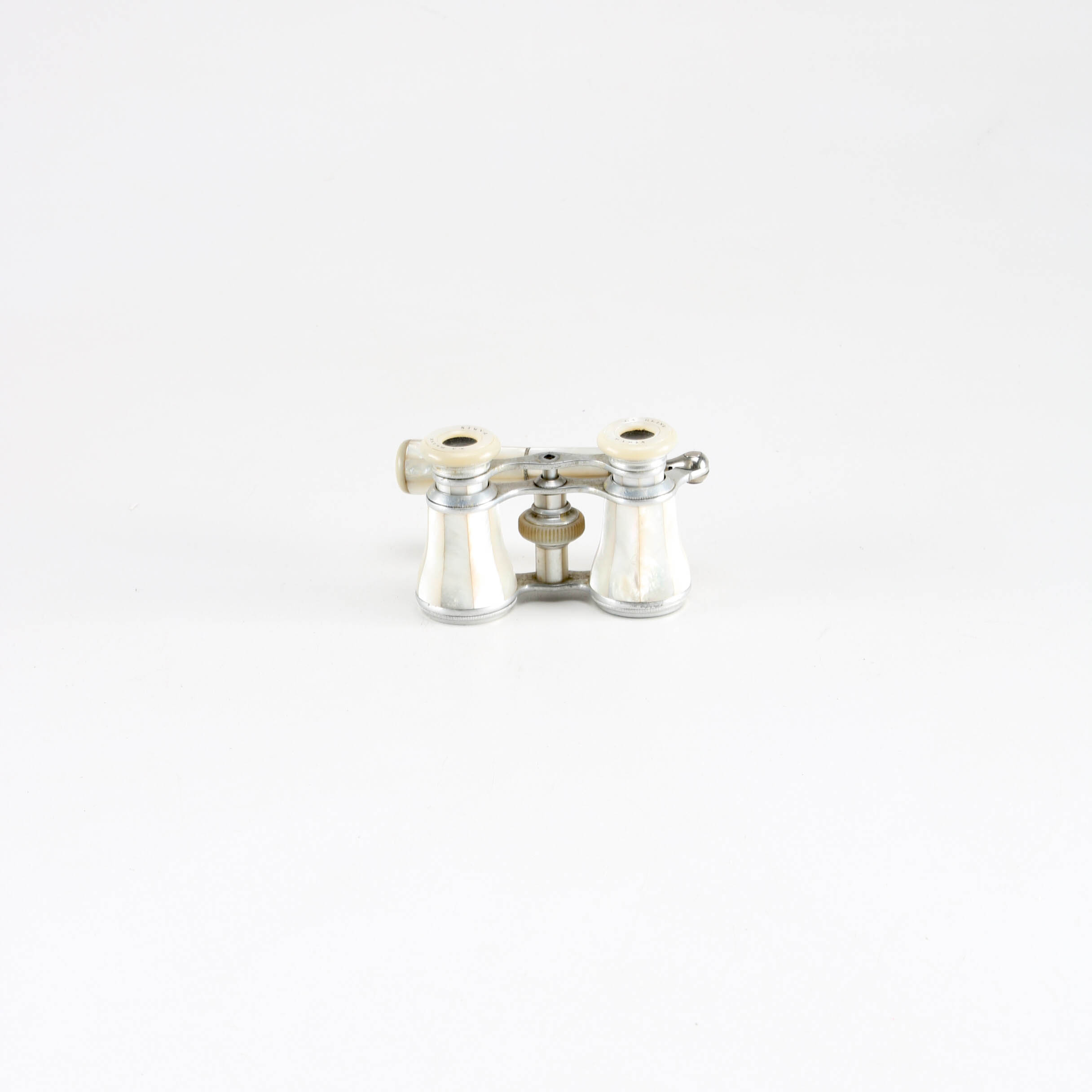 Antique La Reine Paris Mother of Pearl Opera Glasses