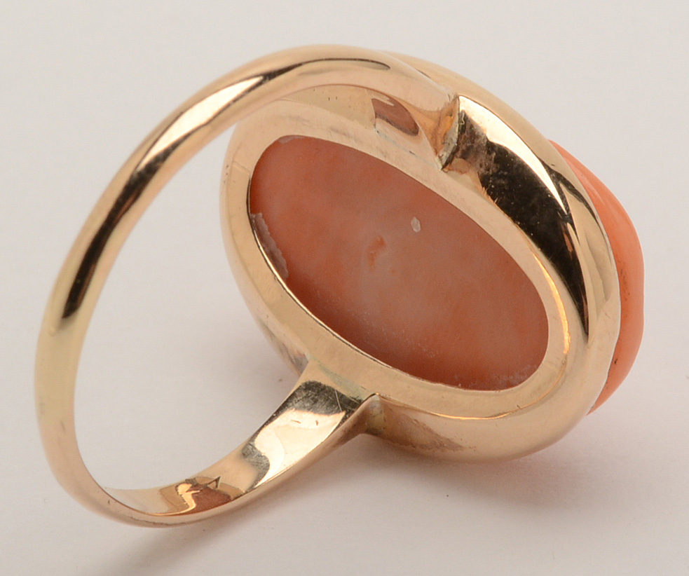 Vintage 10K Yellow Gold Carved Coral Cameo Ring