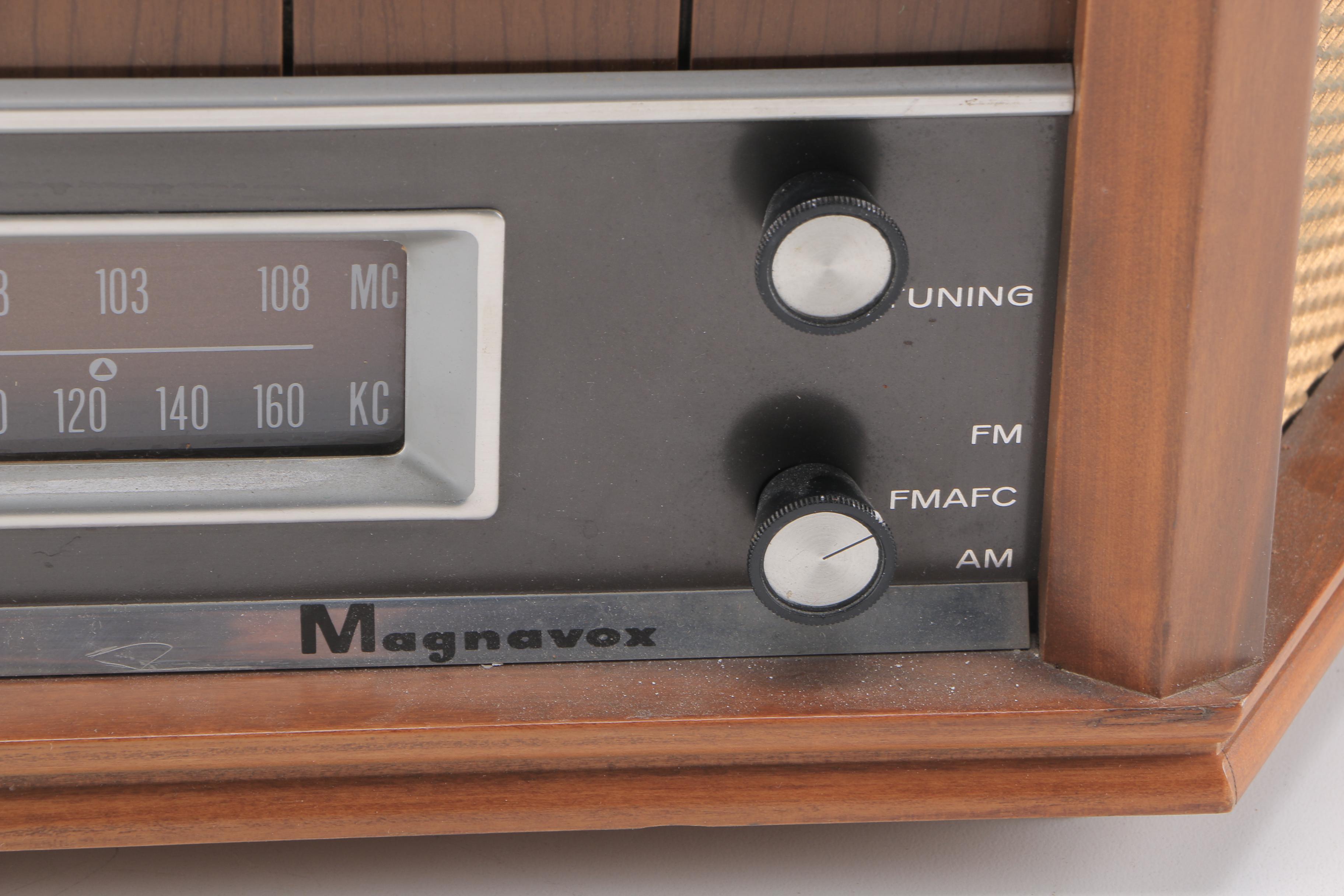Vintage Magnavox Table Radio