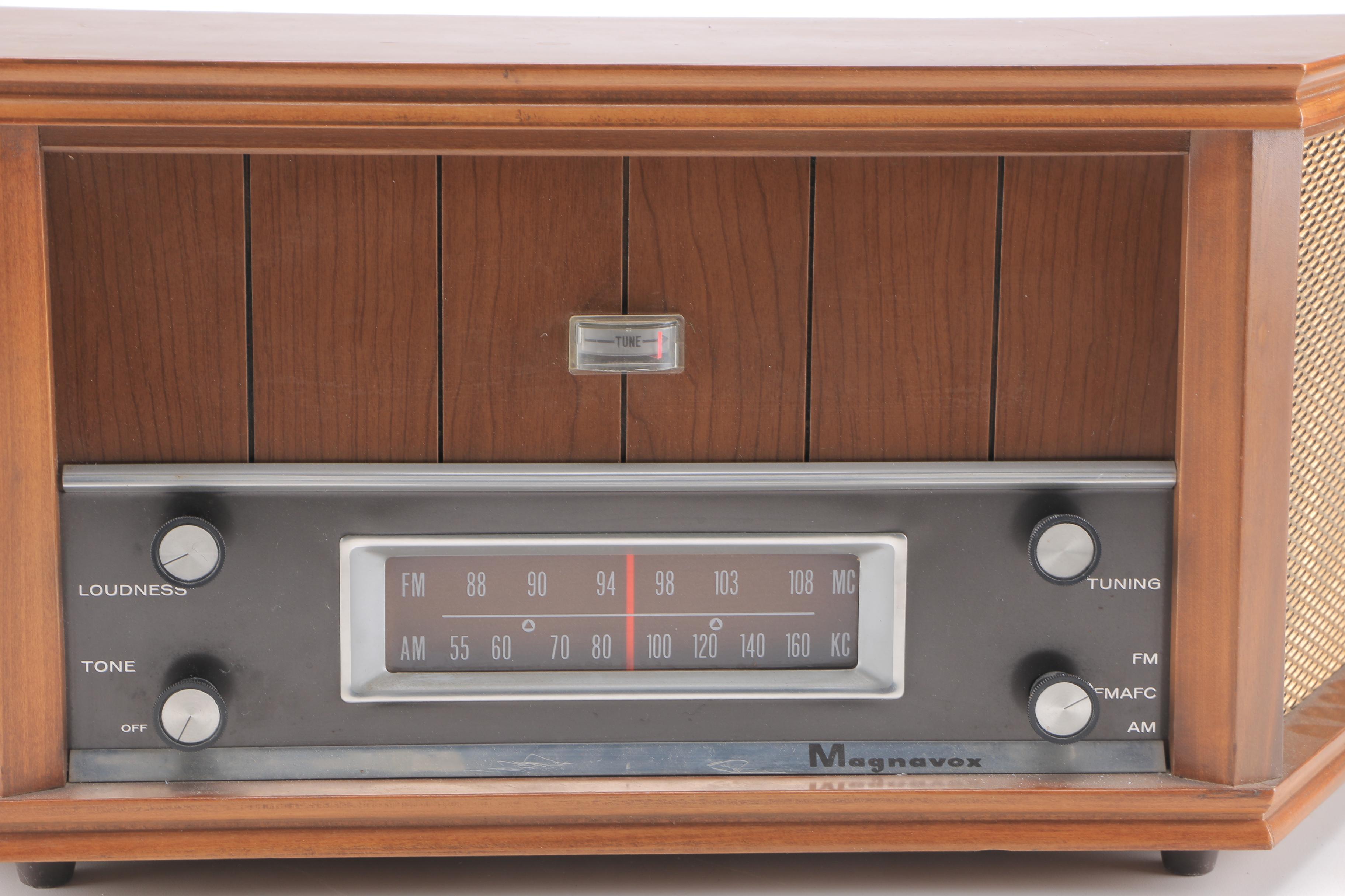 Vintage Magnavox Table Radio
