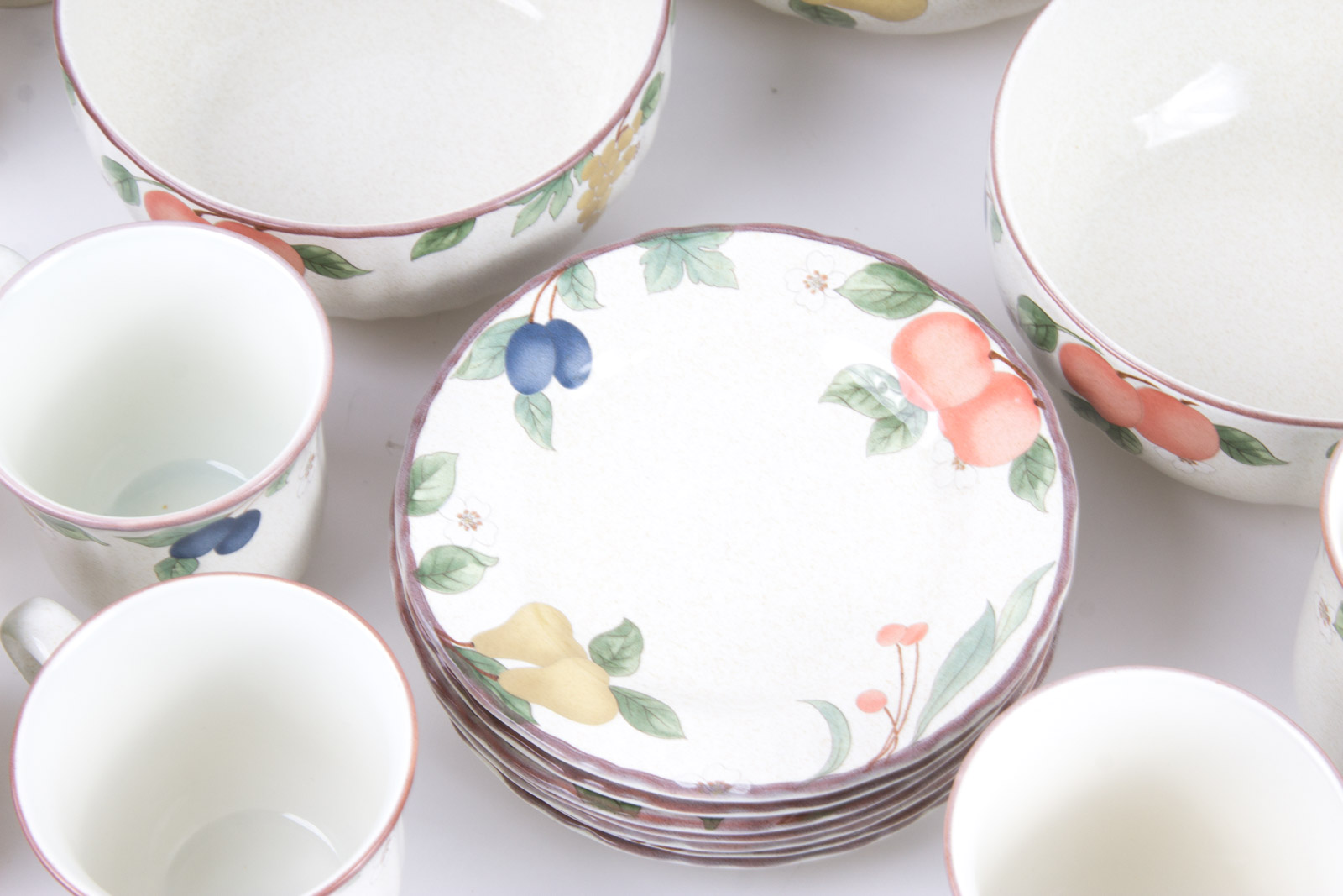 Mikasa "Fruit Panorama" Pattern Tableware Set