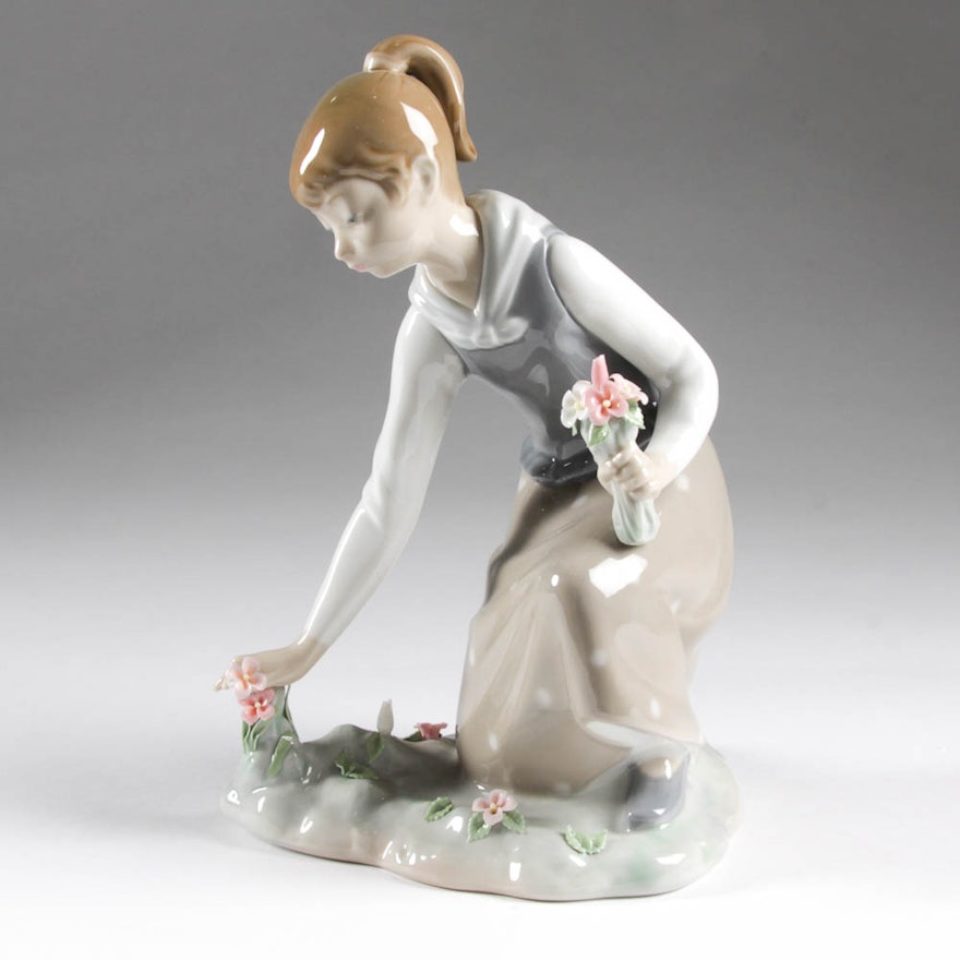 "Recogiendo Flores" Lladro Figurine