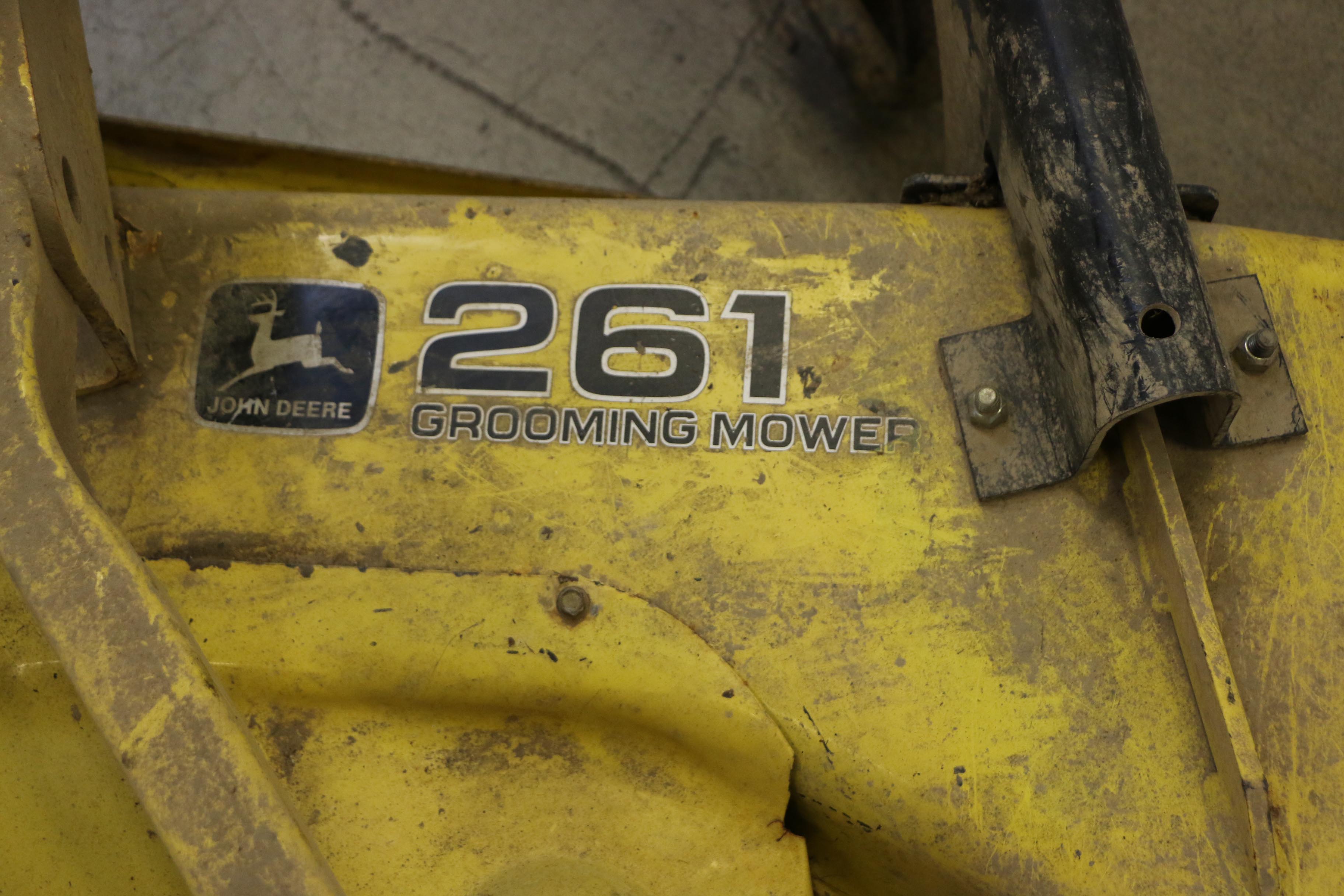 John Deere 261 Grooming Mower