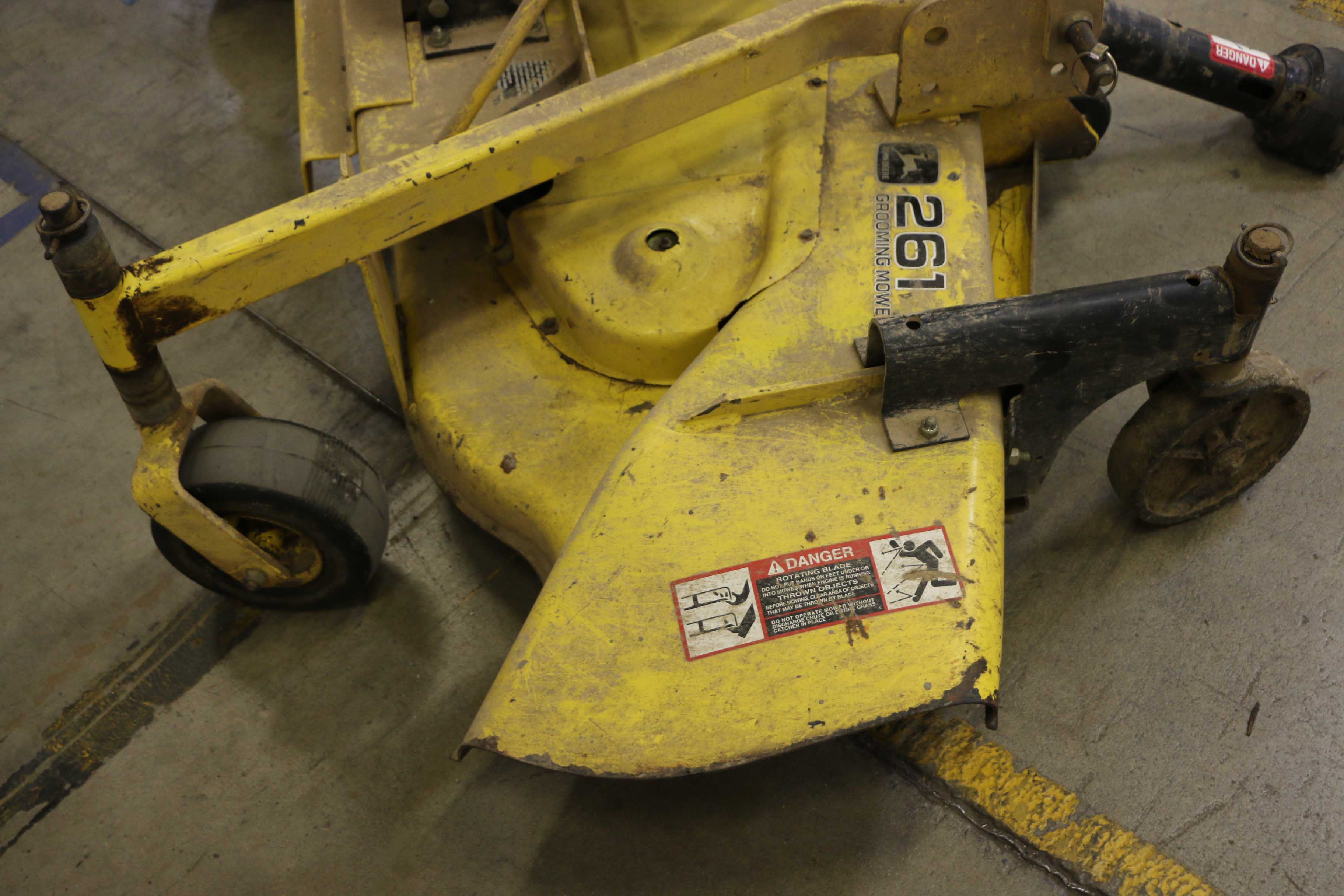 John Deere 261 Grooming Mower