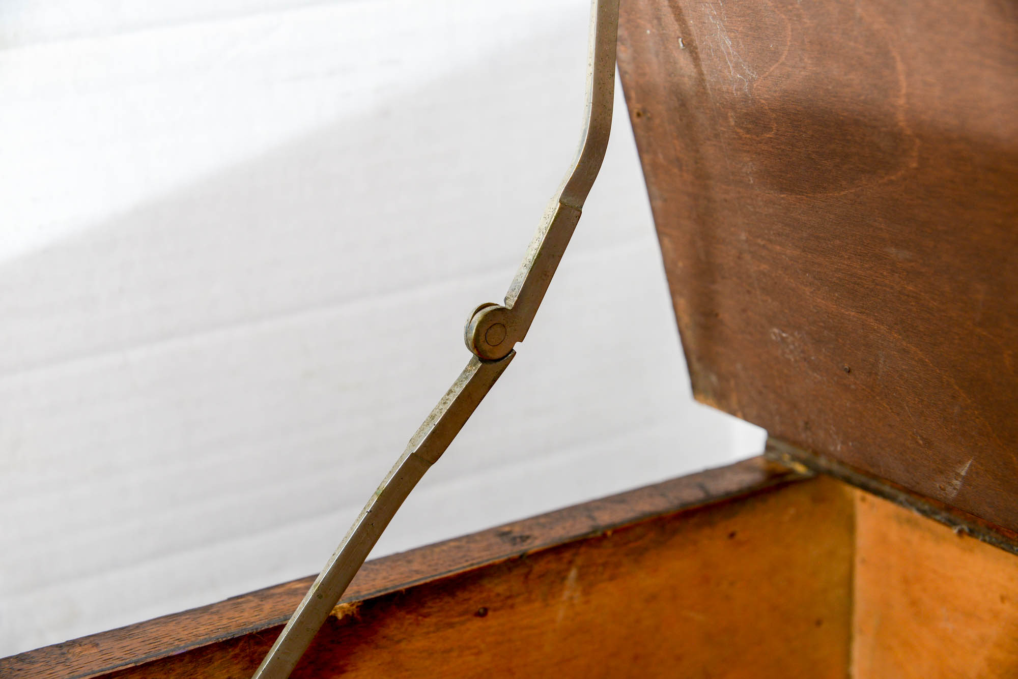 Trunk-Form Coffee Table