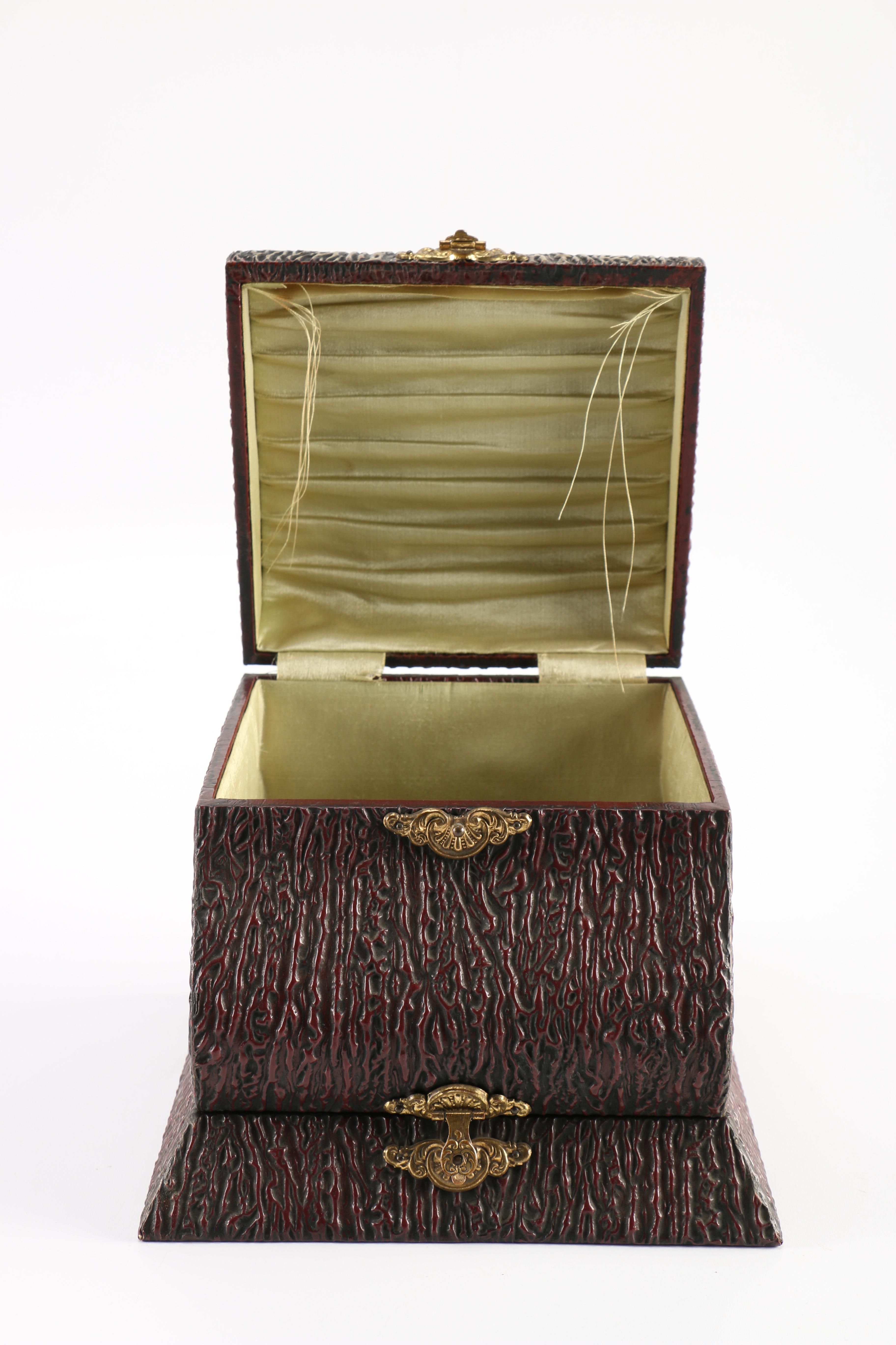 Vintage Collar Box and Bull Horns