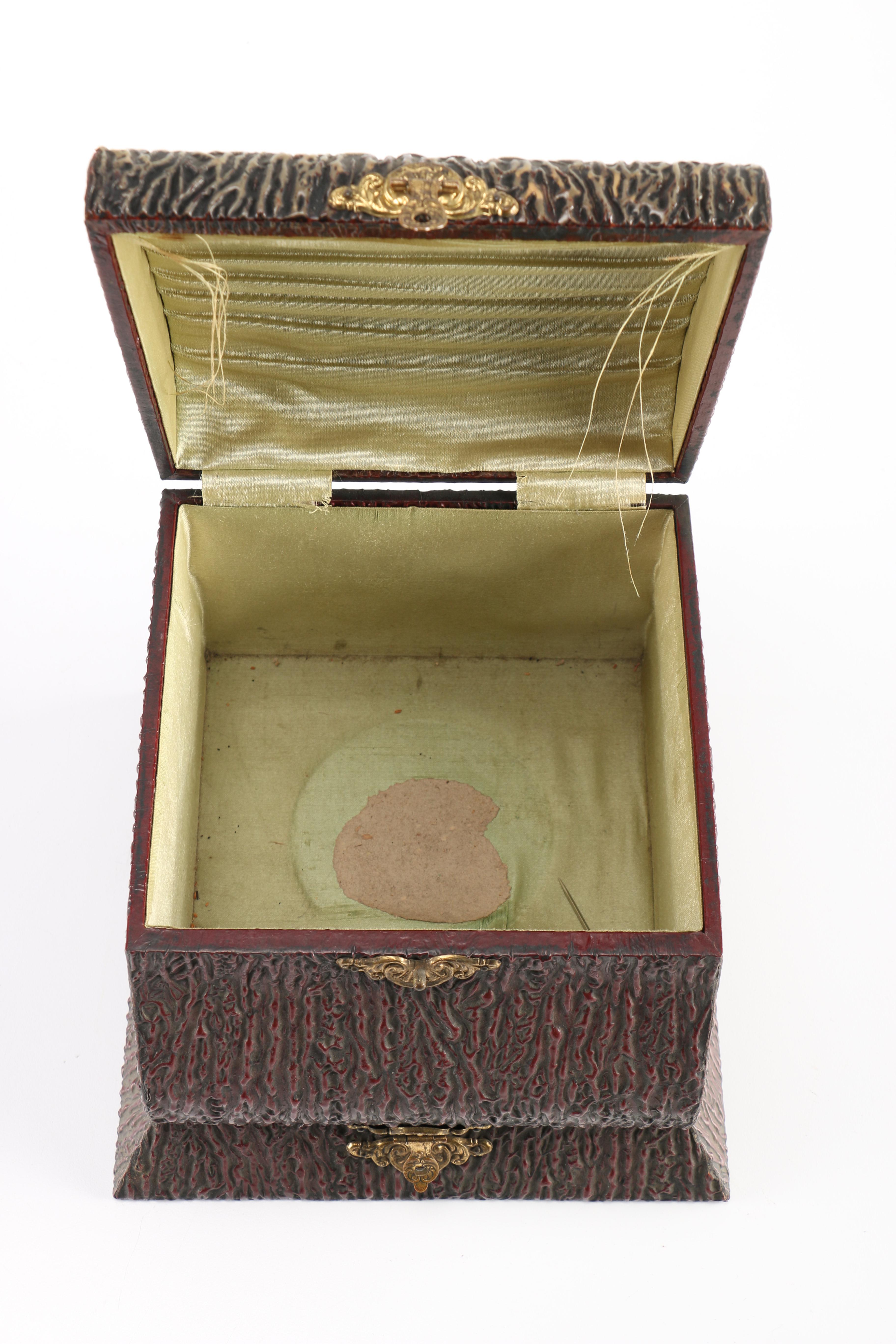 Vintage Collar Box and Bull Horns