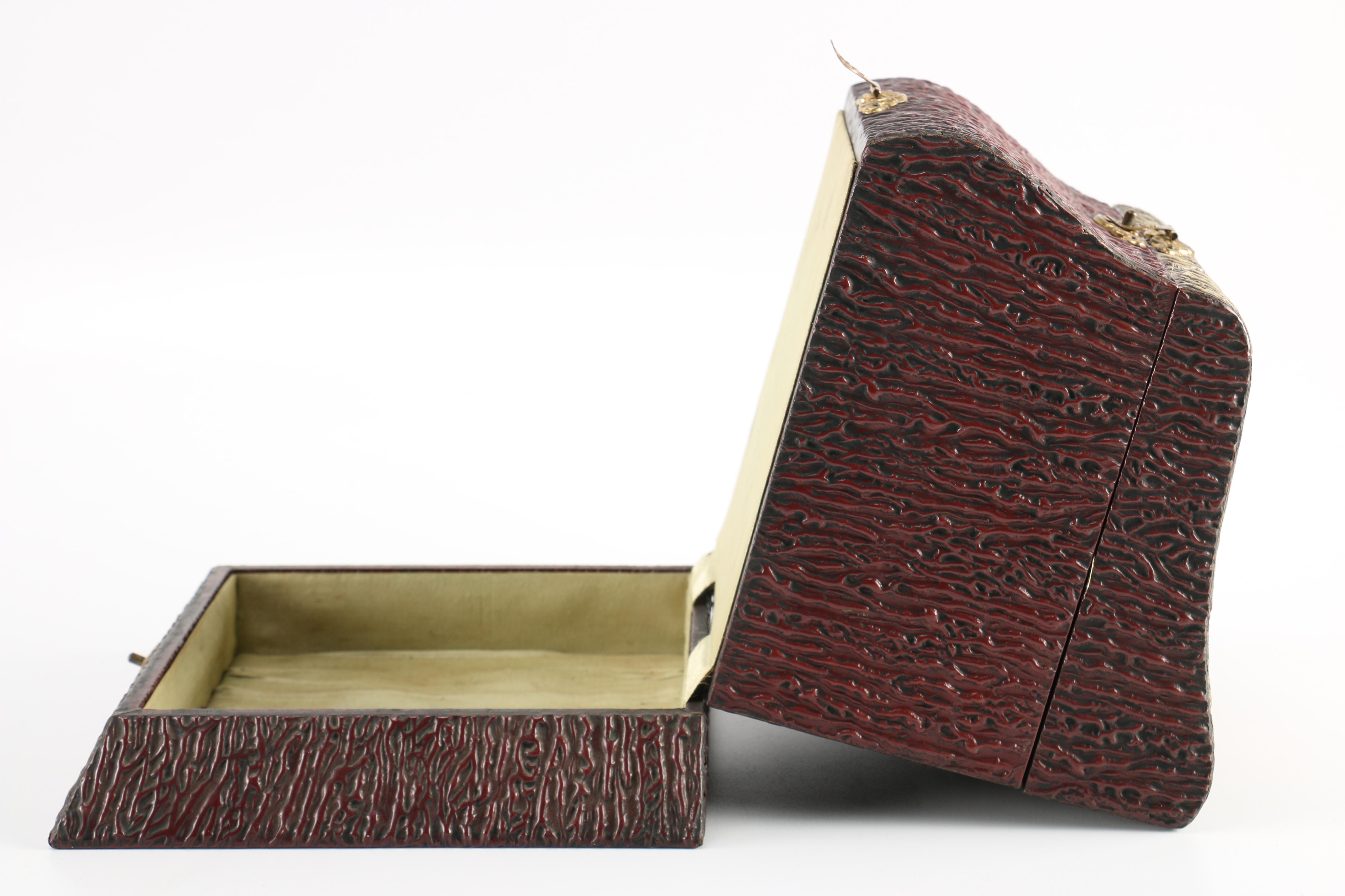 Vintage Collar Box and Bull Horns