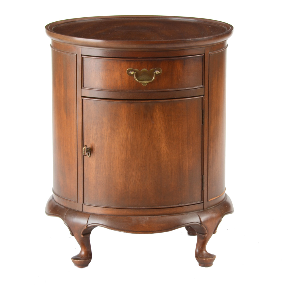 Hekman Mahogany Pedestal End Table