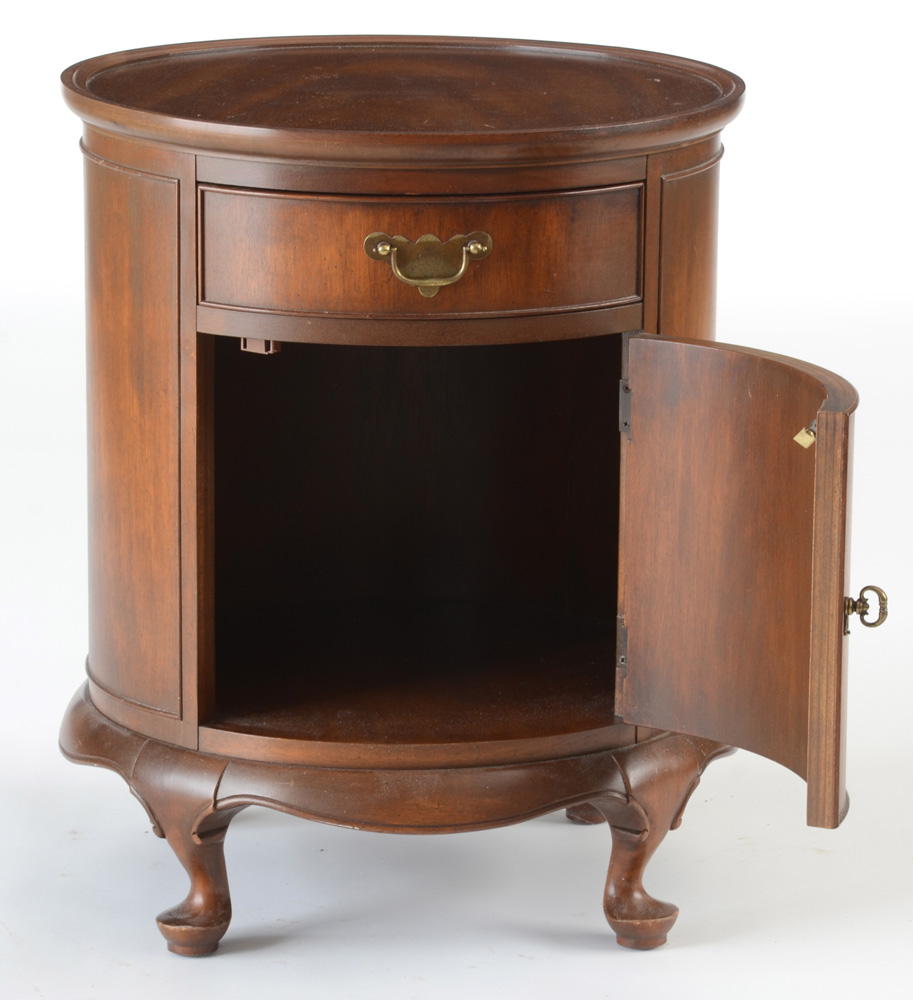 Hekman Mahogany Pedestal End Table