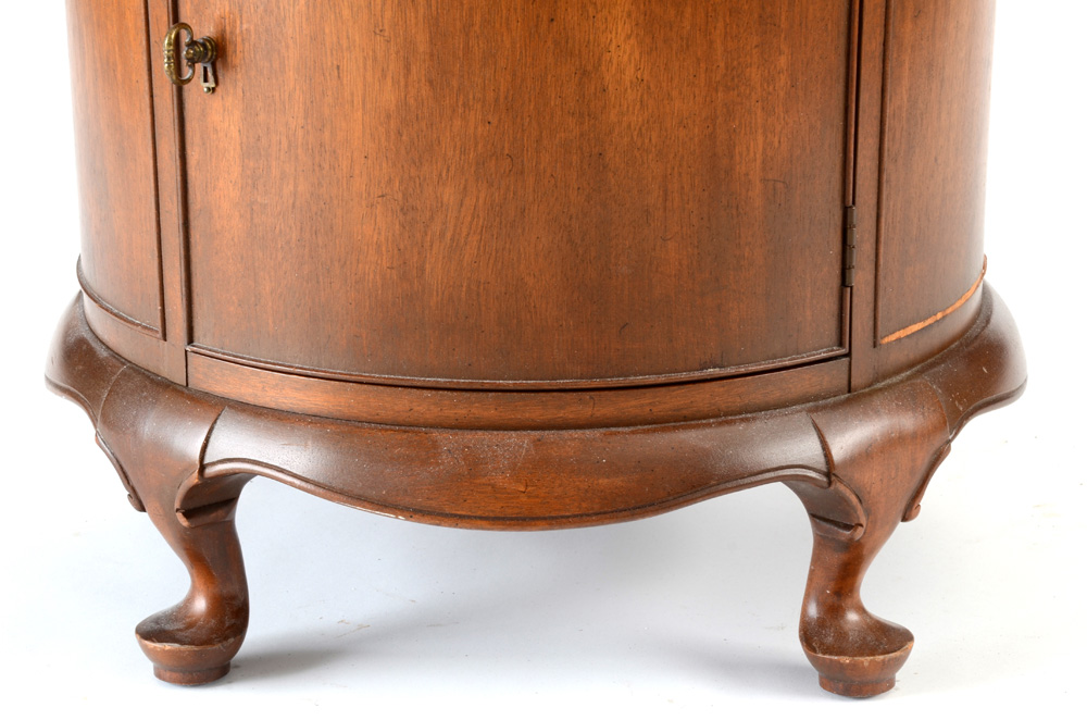 Hekman Mahogany Pedestal End Table