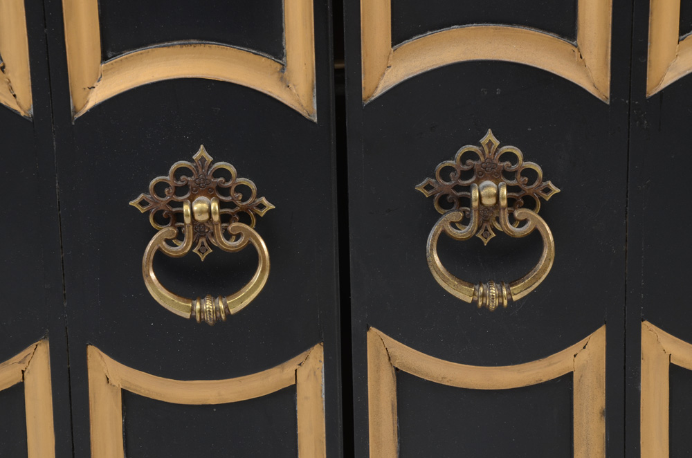 American of Chicago Cabinet