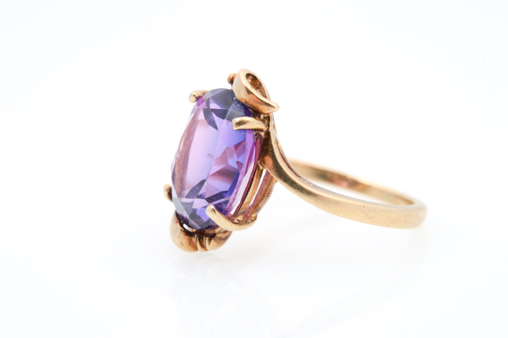 10K Yellow Gold and Synthetic Color Change Sapphire Ring