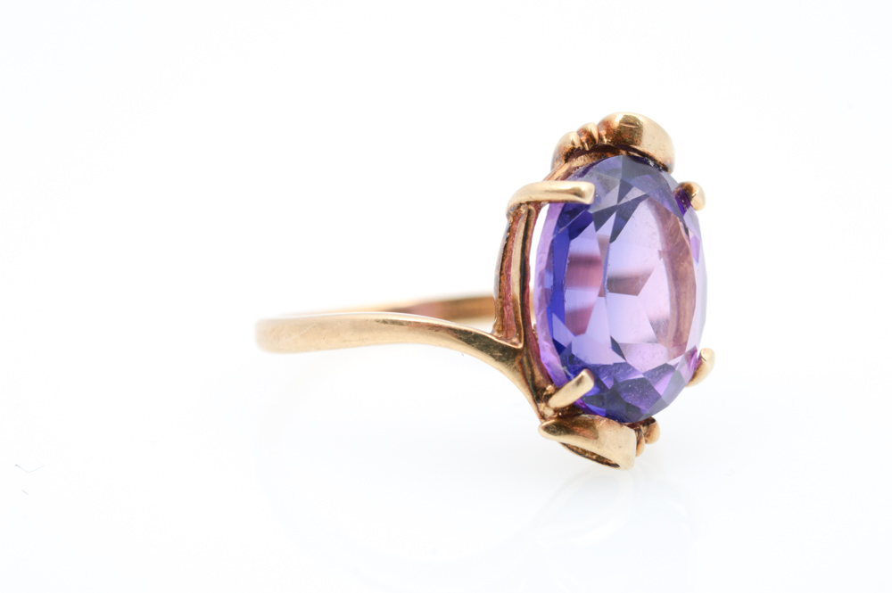 10K Yellow Gold and Synthetic Color Change Sapphire Ring