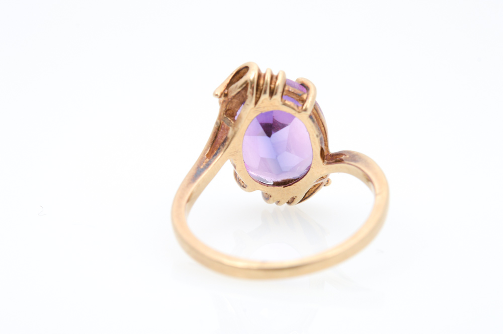 10K Yellow Gold and Synthetic Color Change Sapphire Ring